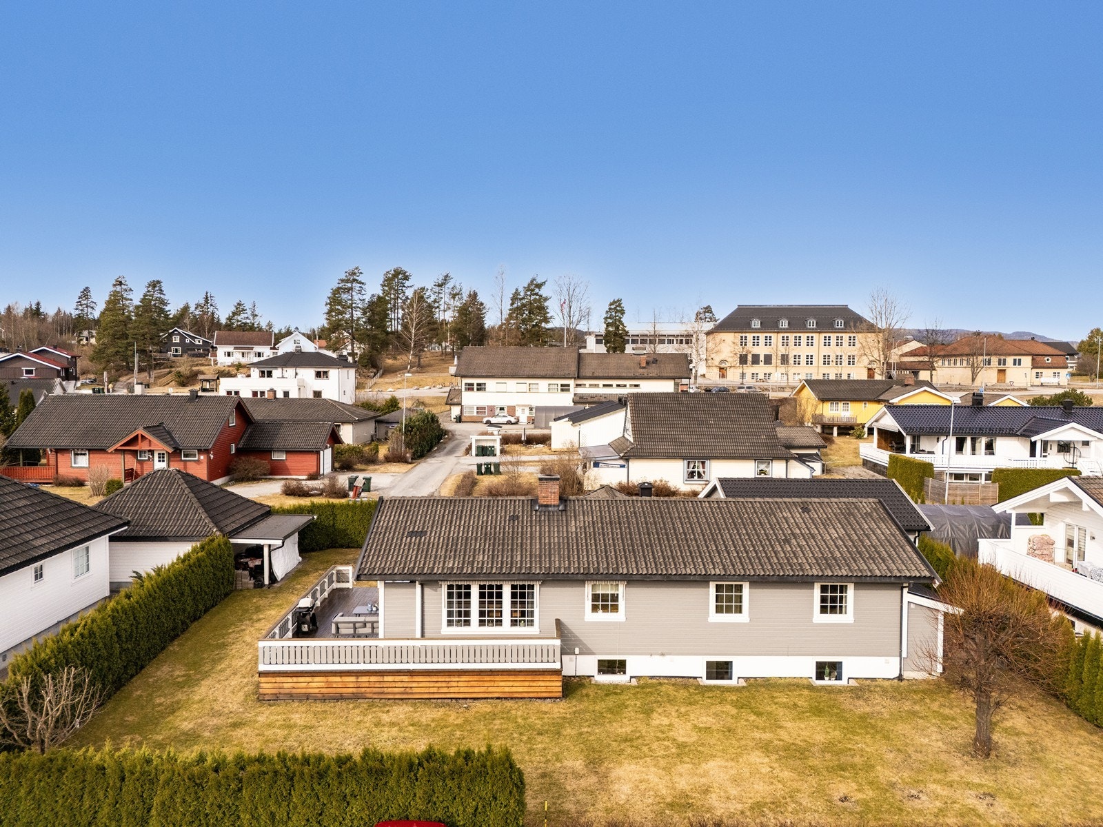Dette er den perfekte boligen for deg som er på utkikk etter en familievennlig enebolig med innholdsrik planløsning, i populært område! Galleribilde