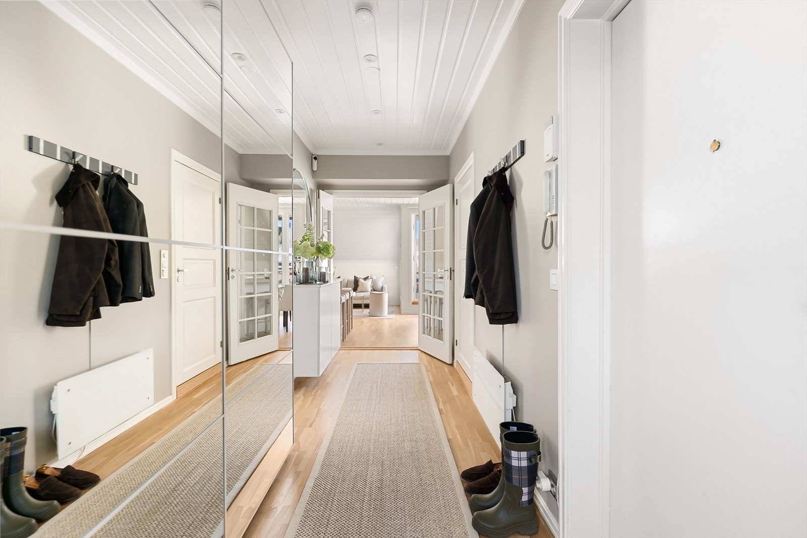 Lys og innbydende entré med god plass til oppbevaring av sko og yttertøy. Galleribilde