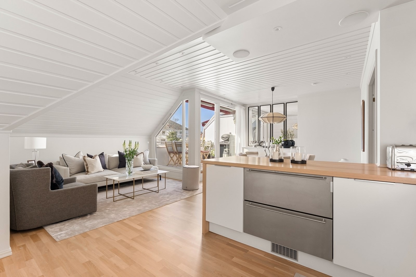 Det er innfelte høyttalere fra Bowers and Wilkins m/Sonos i tak over kjøkkenet. Galleribilde