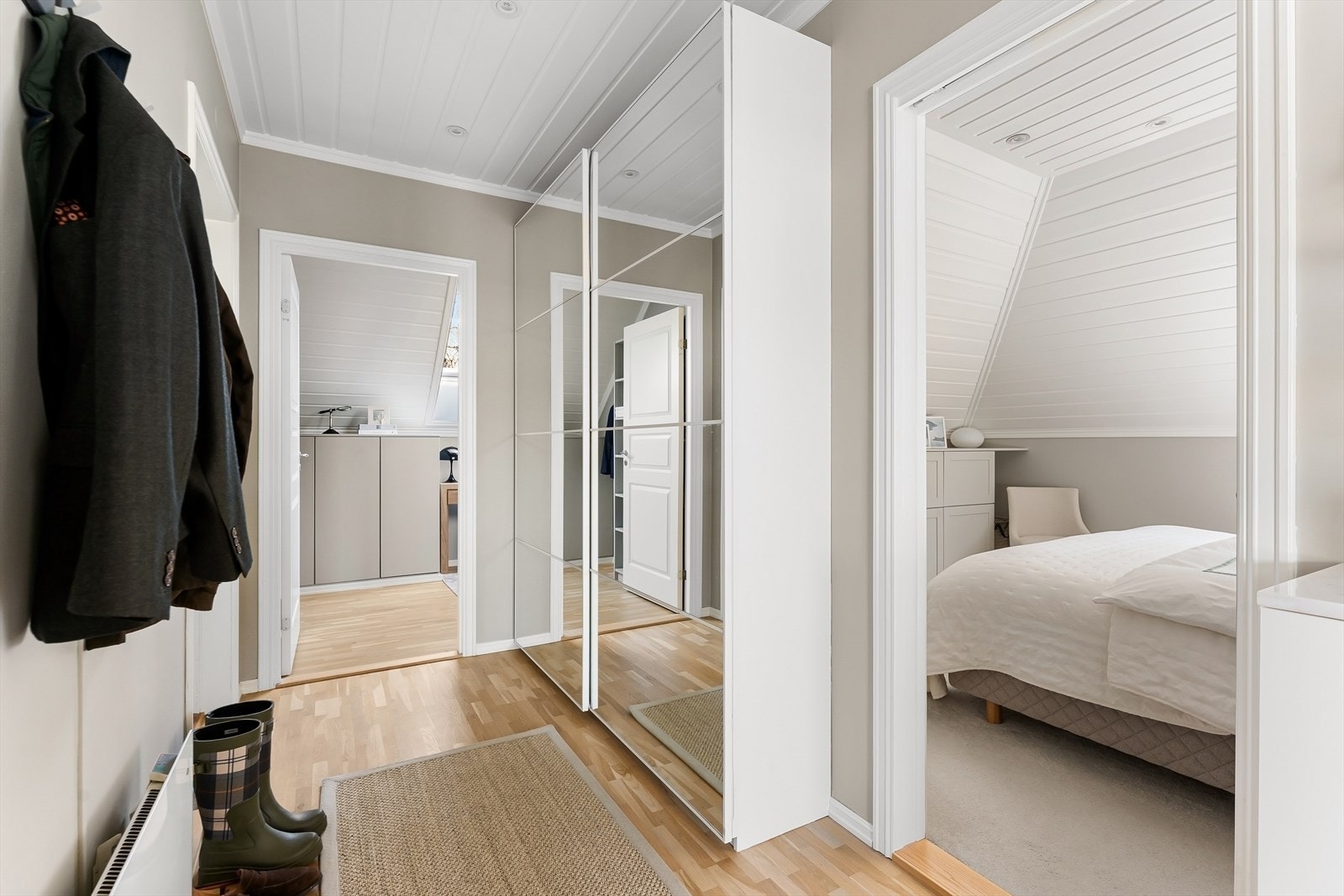 Gang med adkomst til begge soverom og bad. Praktisk med skyvedørsgarderobe for oppbevaring. Galleribilde
