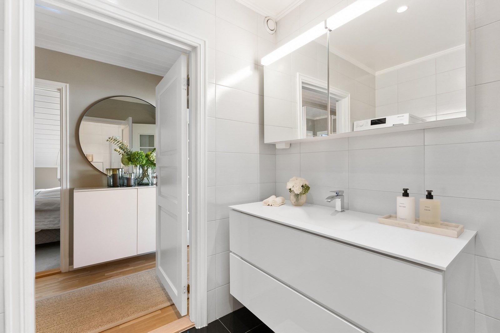 Badet består av flislagt gulv med elektriske varmekabler, flislagte vegger og malt himling. Galleribilde
