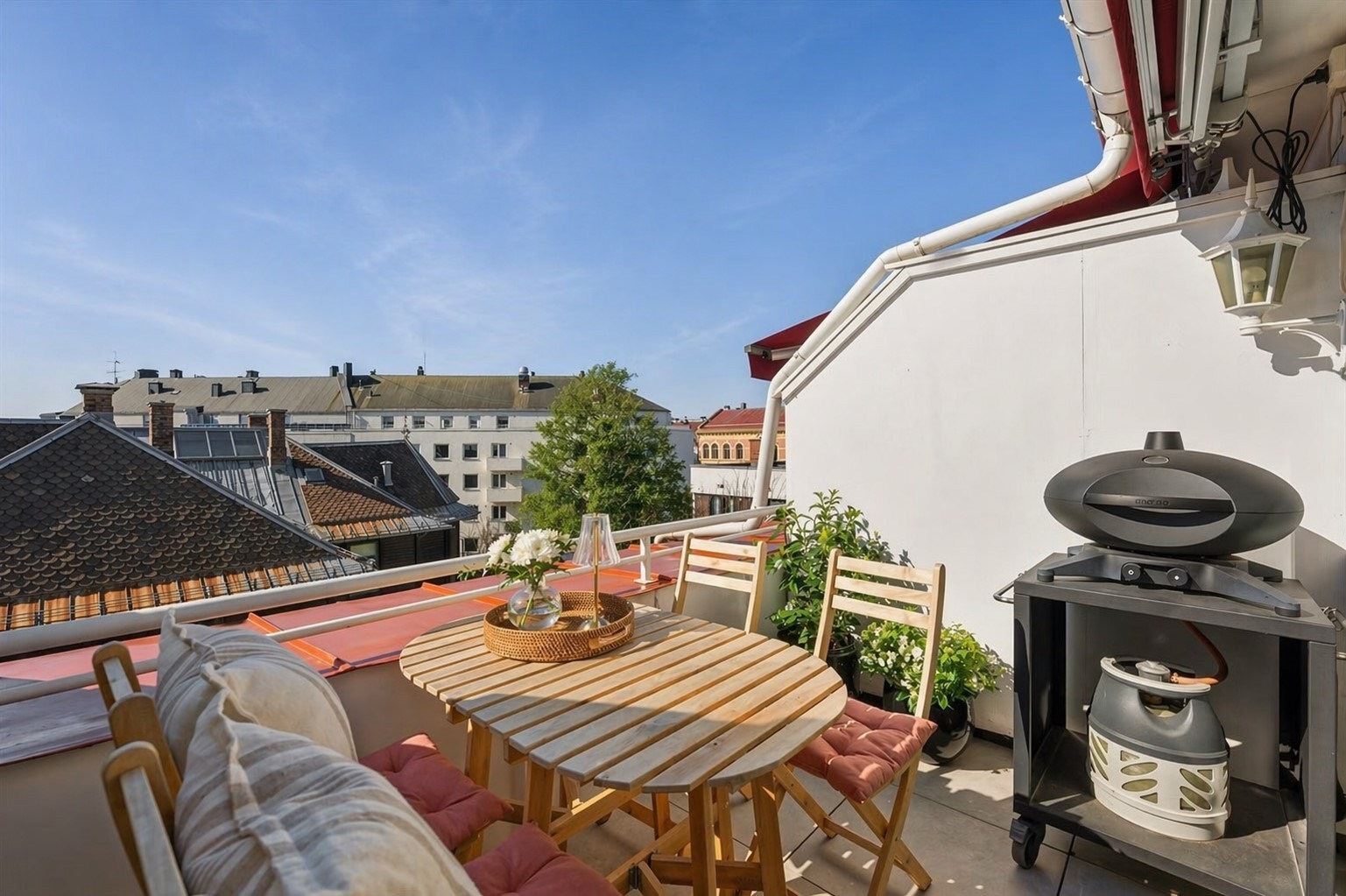 Her er det god plass til diverse utemøbler og grill. Det er montert markise. Galleribilde