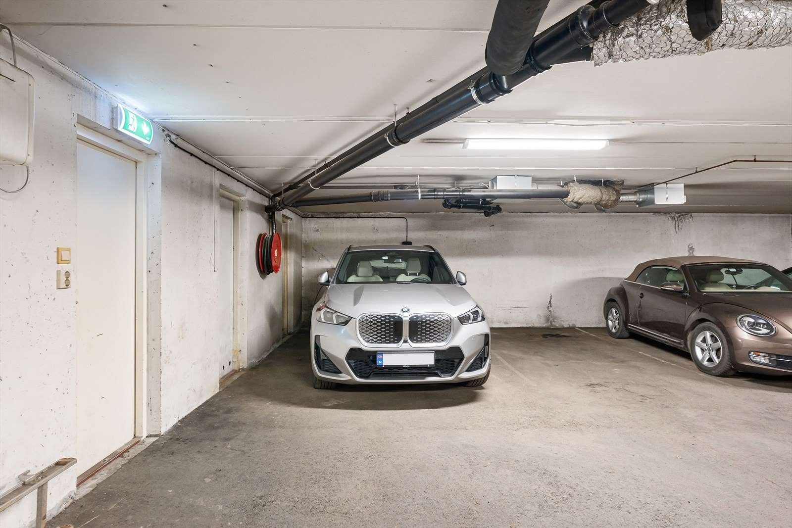 Det medfølger en biloppstillingsplass i felles garasjeanlegg med lader til elbil. Varmekabler i nedkjørsel fra Kruses gate. Galleribilde