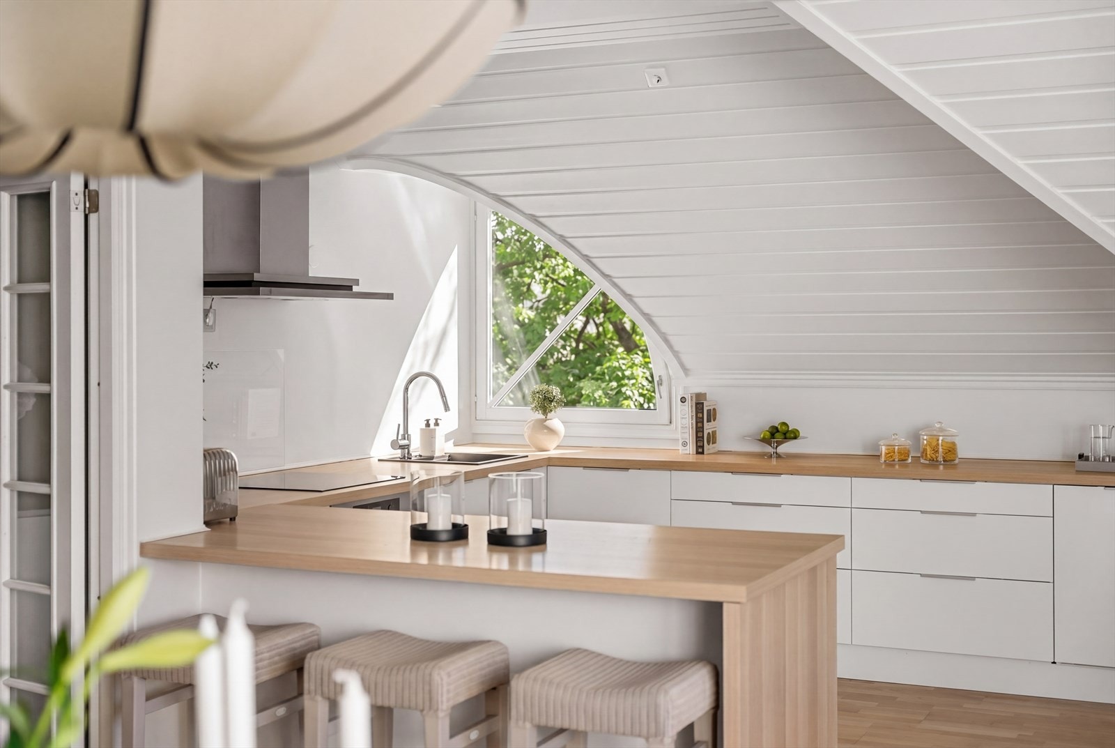 Svært praktisk og sosial løsning med halvøy med sitteplasser på den ene siden. Bildet er AI redigert for å vise hvordan utsynet er om sommeren. Galleribilde
