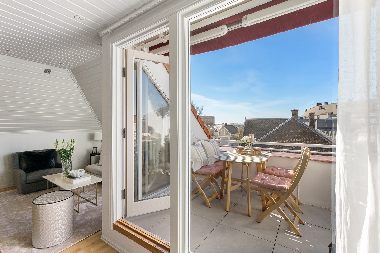 Fra stuen er det utgang til solrik og sydvendt takterrasse. Galleribilde
