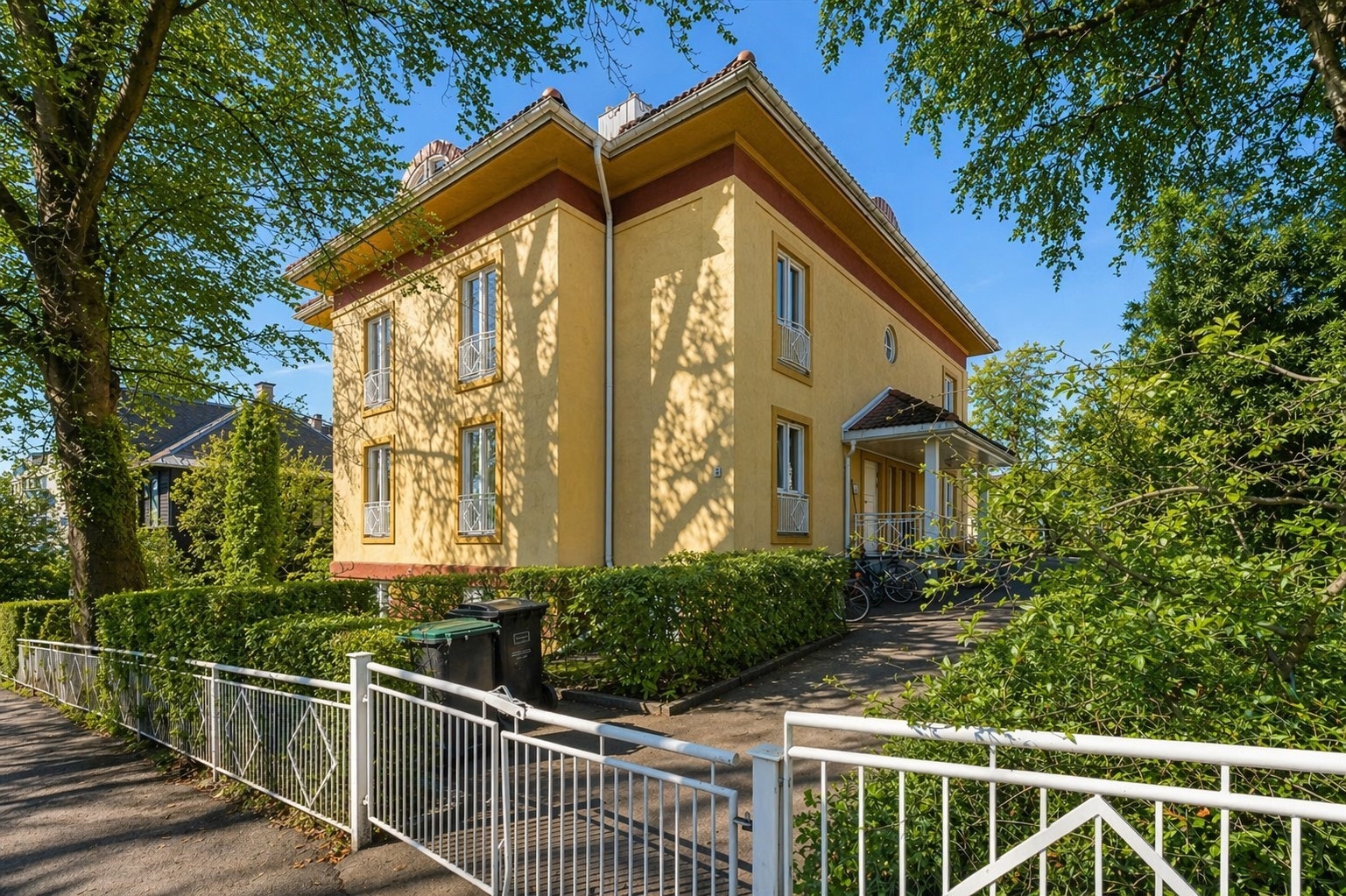 Ærverdig byvilla fra 1991. Eiendommen har varmekabler installert ved inngangsparti, samt nedkjørsel til garasje. Galleribilde