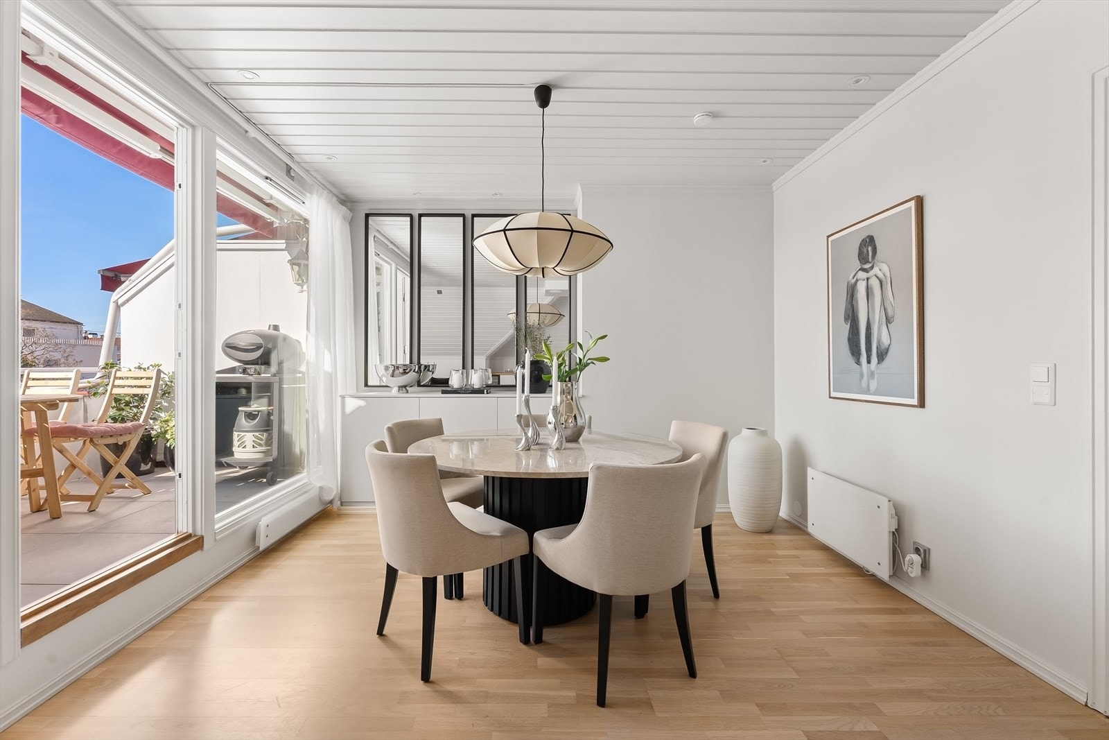 En spennende og attraktiv 3-roms toppleilighet, med svært ettertraktet og eksklusiv beliggenhet, i Kruses gate, midt på Frogner. Galleribilde