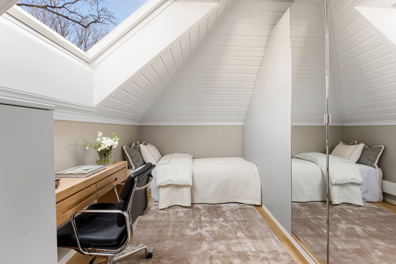 Passer perfekt som et barnerom, gjesterom eller kontor. Plassbygde løsninger. Galleribilde