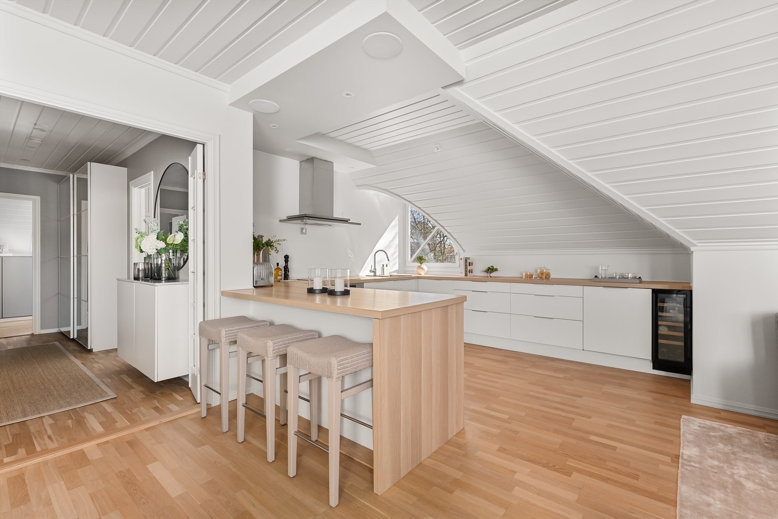 Lys og pen kjøkkeninnredning fra 2010 med hvite fronter. Galleribilde
