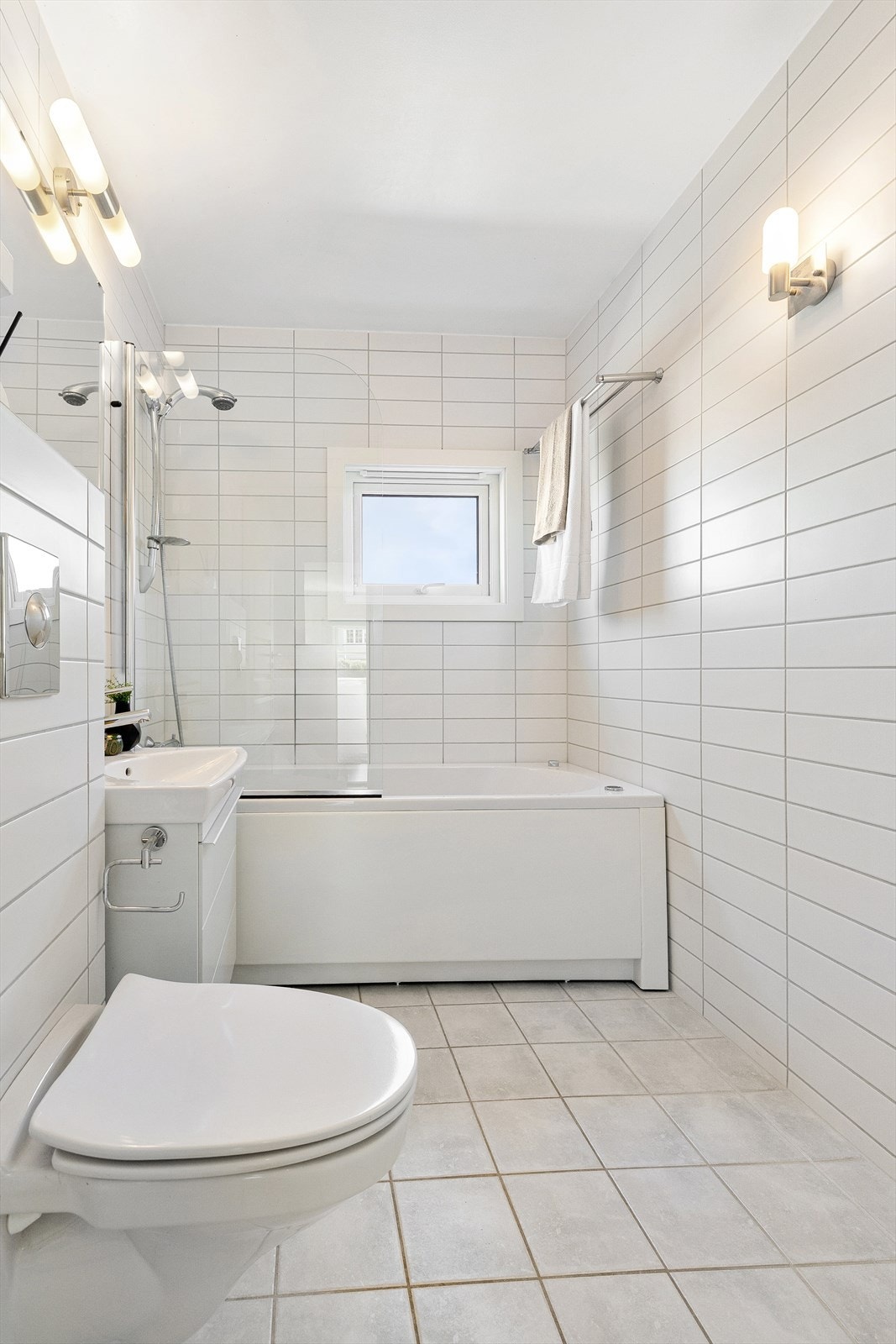 Det stilrene badet i andre etasje (renovert i 2008) har fliser i formatet 9 × 30 cm på vegger. På gulvet er det lagt fliser i størrelse ca. 20 × 20 cm med vannbåren gulvvarme, som sikrer god komfort året rundt. Galleribilde