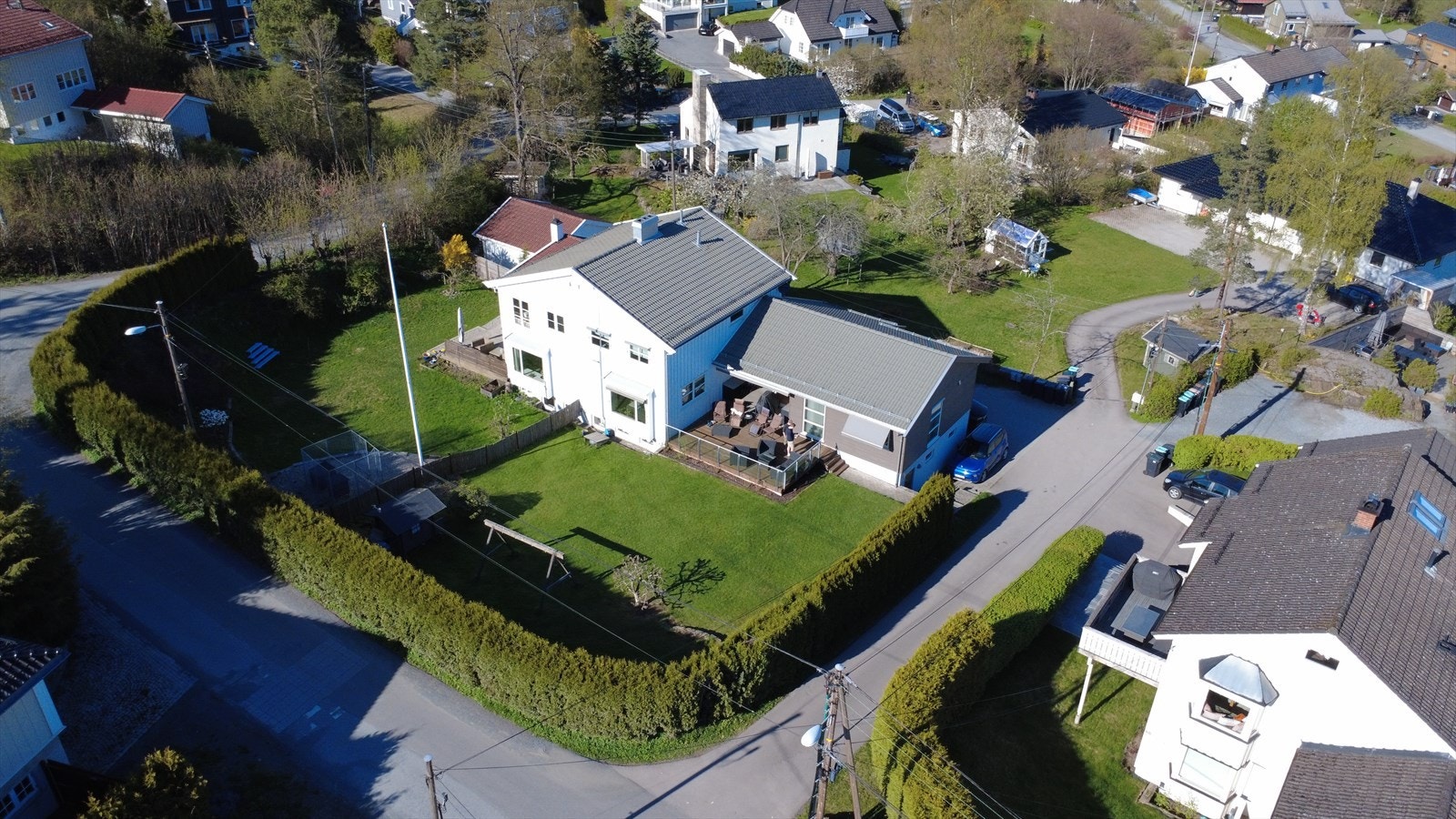 I en familievennlig blindvei, finner man denne vertikaldelte og innholdsrike tomannsboligen over 3 plan + uinnredet loft med en fleksibel og godt utnyttet planløsning. Galleribilde