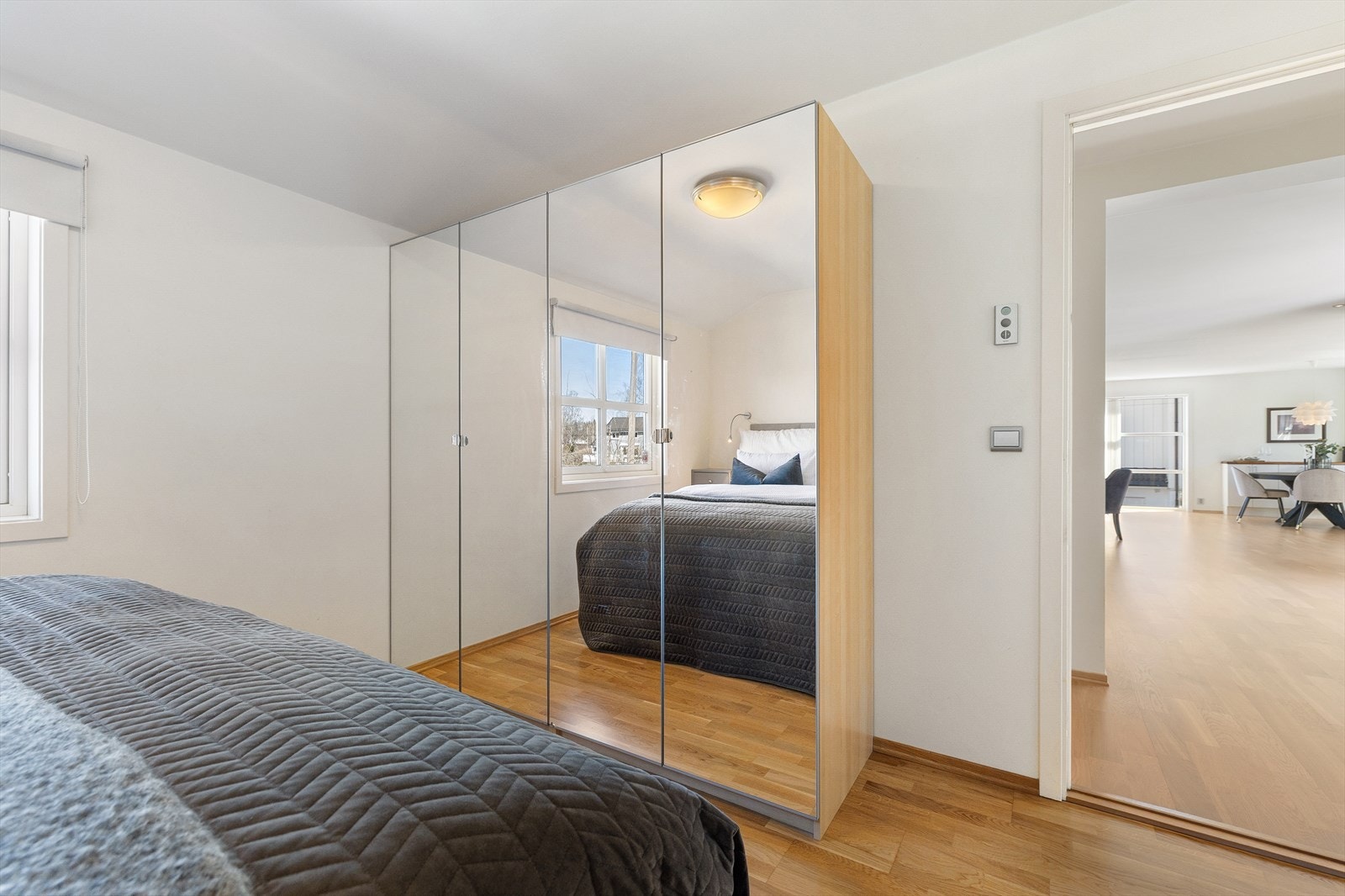 Godt med plass til klær og sko i garderobeskap og skyvedørsgarderobe. Galleribilde
