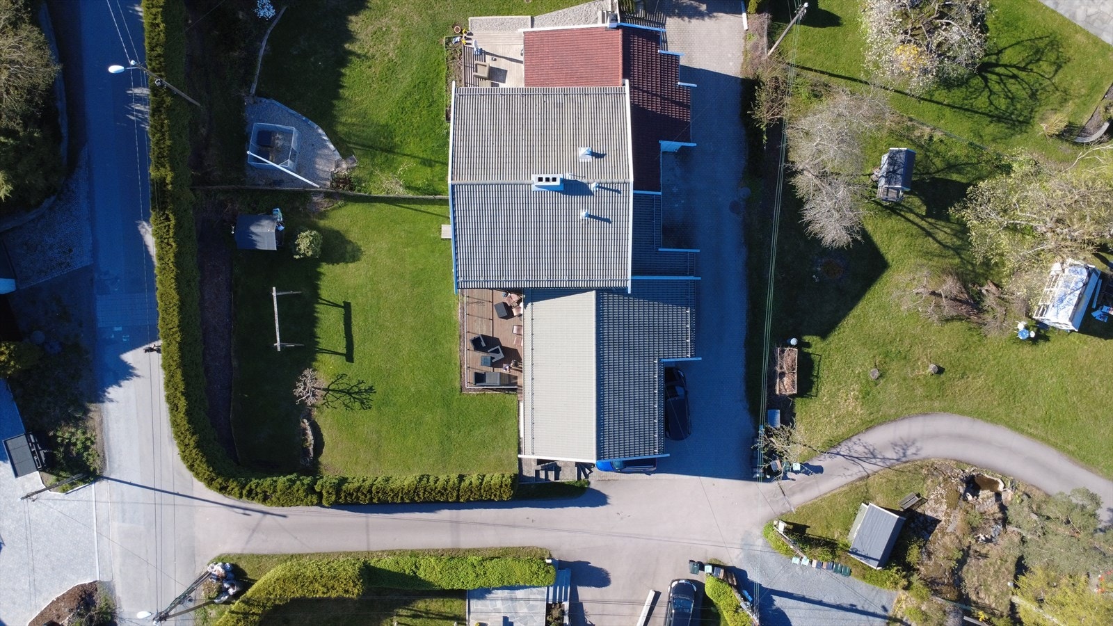 Tomten er pent opparbeidet med en romslig gressplen og beplantning. Her er det god plass til trampoline, lekeplass til barna m.m. Galleribilde