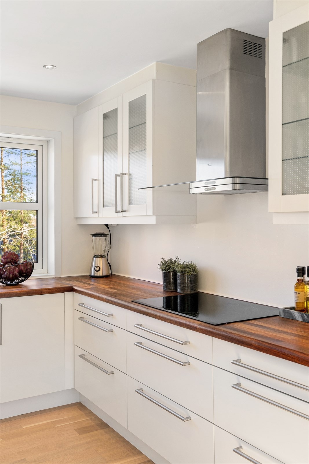 Kjøkkenet er utstyrt med følgende hvitevarer:
Stekeovn fra Whirlpool
Mikrobølgeovn fra Whirlpool
Induksjonstopp fra Electrolux
Oppvaskmaskin fra Whirlpool
Kjøleskap (høyskap) fra Miele
Avtrekksvifte fra Whirlpool Galleribilde