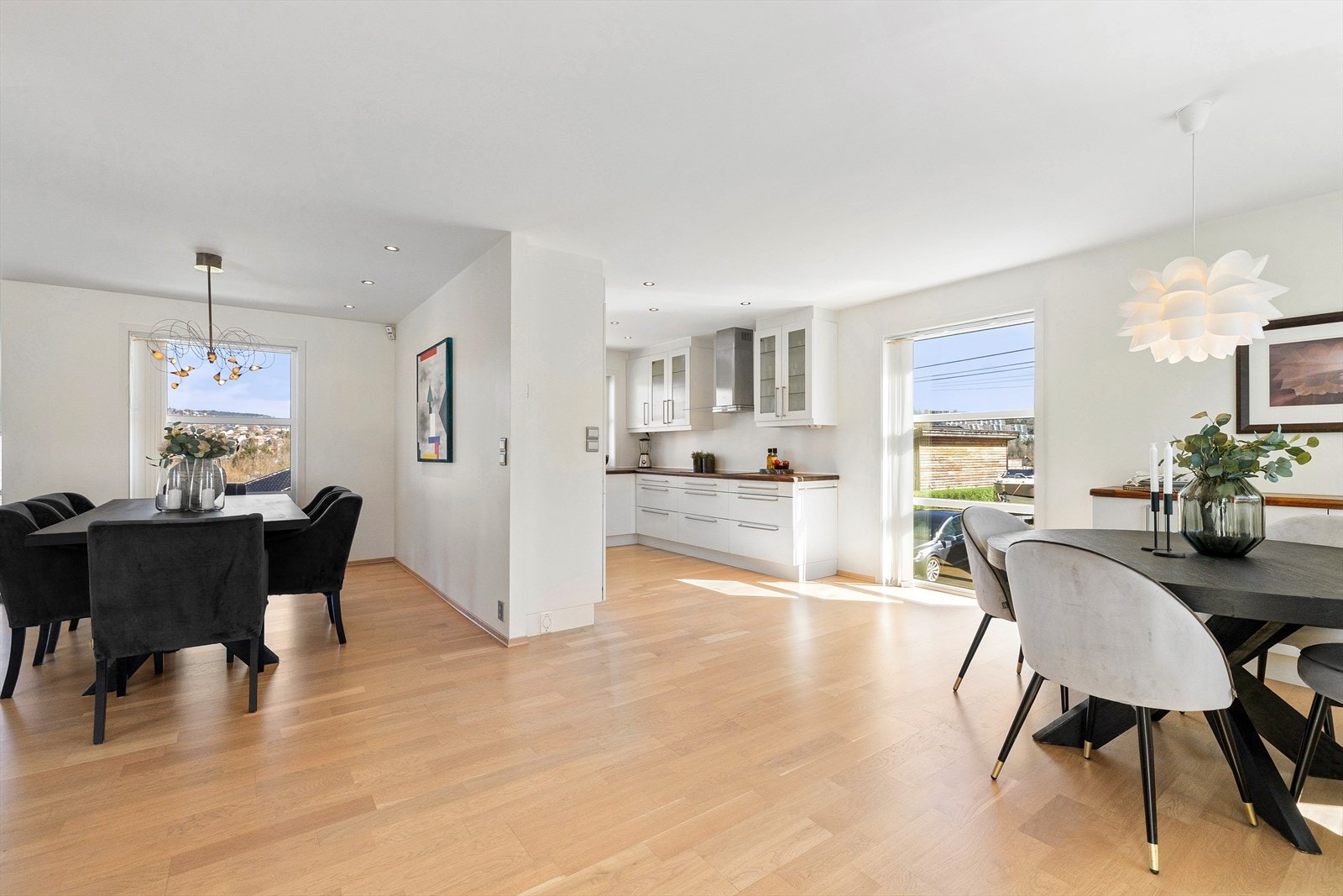 Her er det god plass til kjøkkenbord og stoler, samt en stor spisegruppe som rommer plass til mange gjester - perfekt for lange og hyggelige middager med familie og/eller venner. Galleribilde