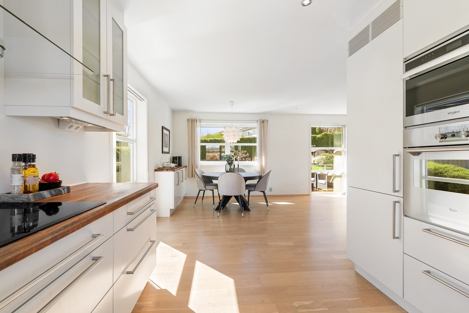 Den åpne planløsningen gjør det enkelt å mingle med gjestene mens man lager mat eller følge med på barna mens de gjør lekser, noe som skaper en naturlig samlingsplass i hjemmet. Galleribilde