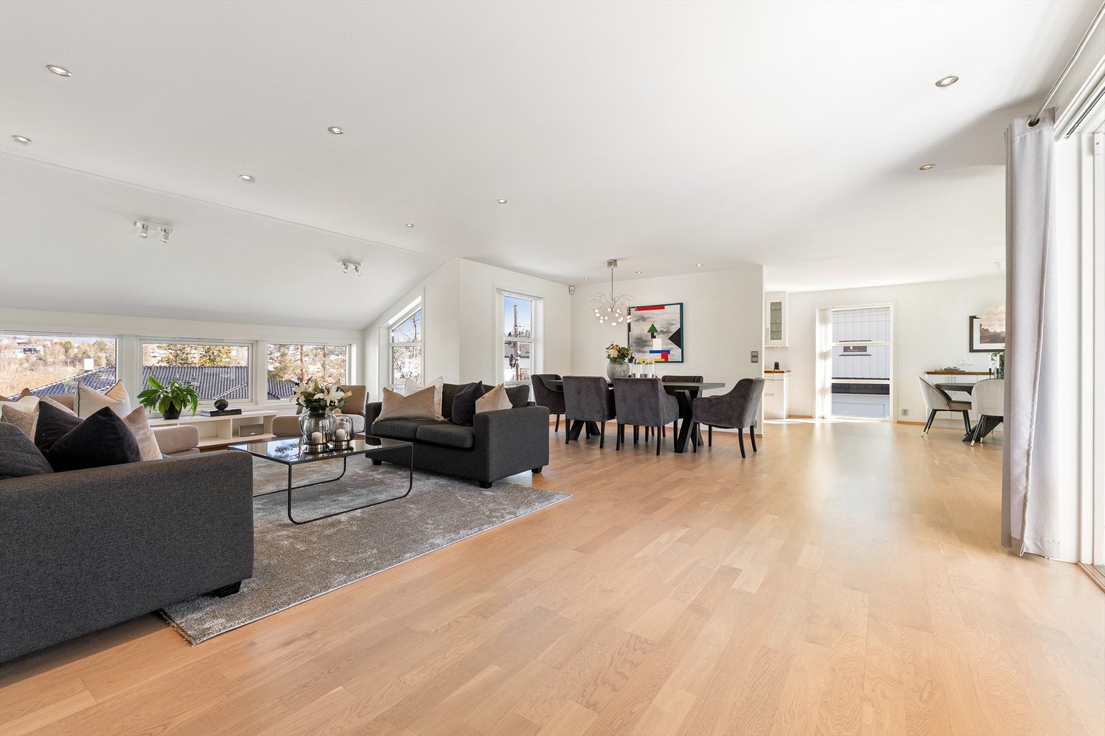 Fra entréen og opp en trapp kommer du inn til samlingspunktet i boligen - den delikate stuen. Galleribilde