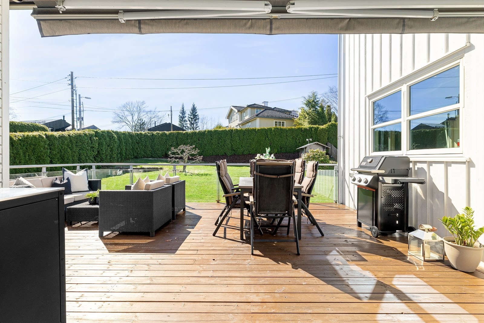 Fra stue/ kjøkken er det utgang til en sørvestvendt terrasse med direkte adkomst til hageområde som inviterer til nydelige sommerdager med sol fra morgen til kveld. Galleribilde