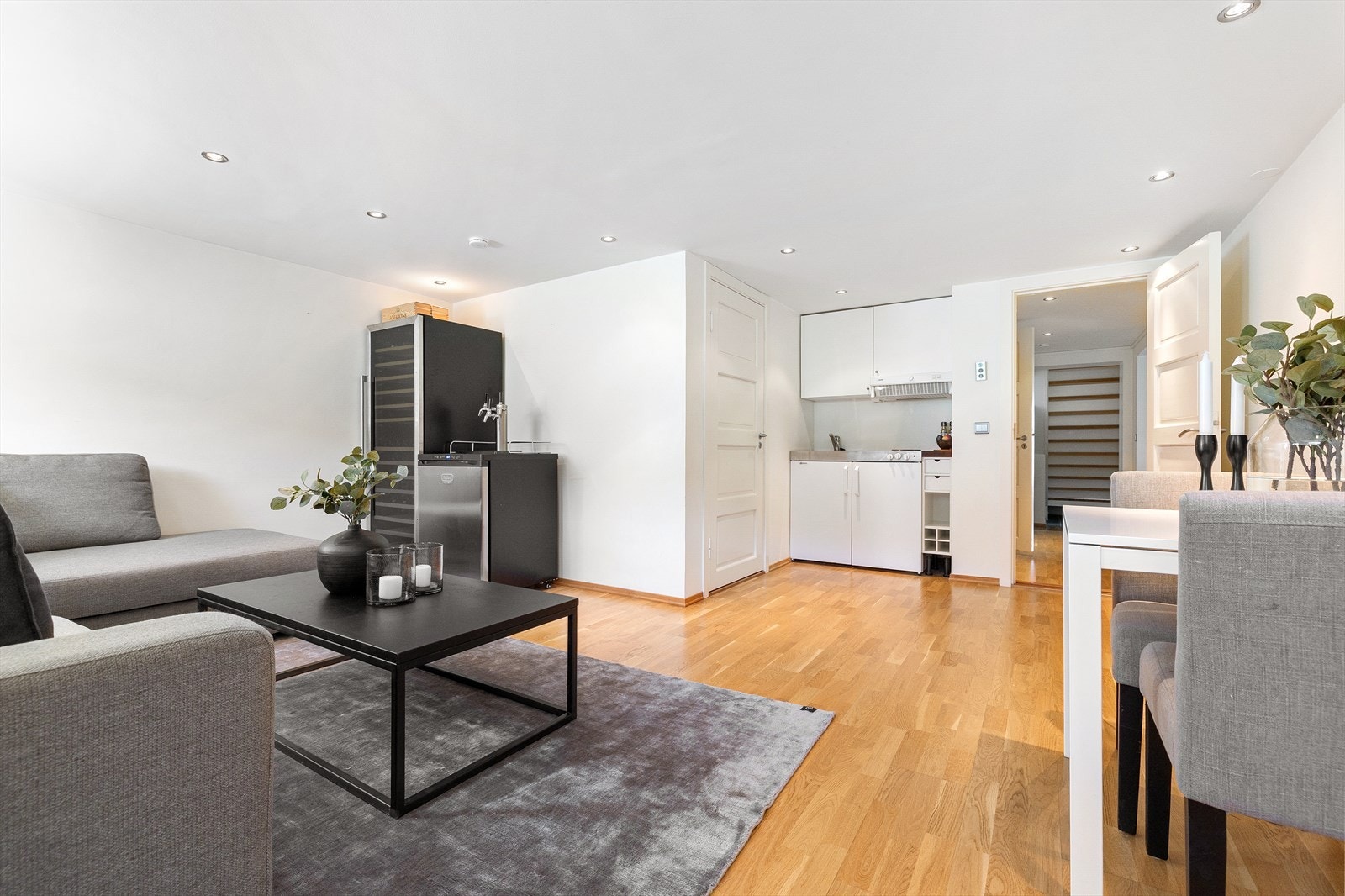 Her er det godt med plass til sofa, seng, hyller etc. Samlet sett gir denne delen av boligen fleksibilitet og ekstra areal som kan tilpasses ulike livsfaser og behov-Perfekt som ungdomsavdeling , gjesteavdeling eller hybelmulighet med felles inngang. Galleribilde