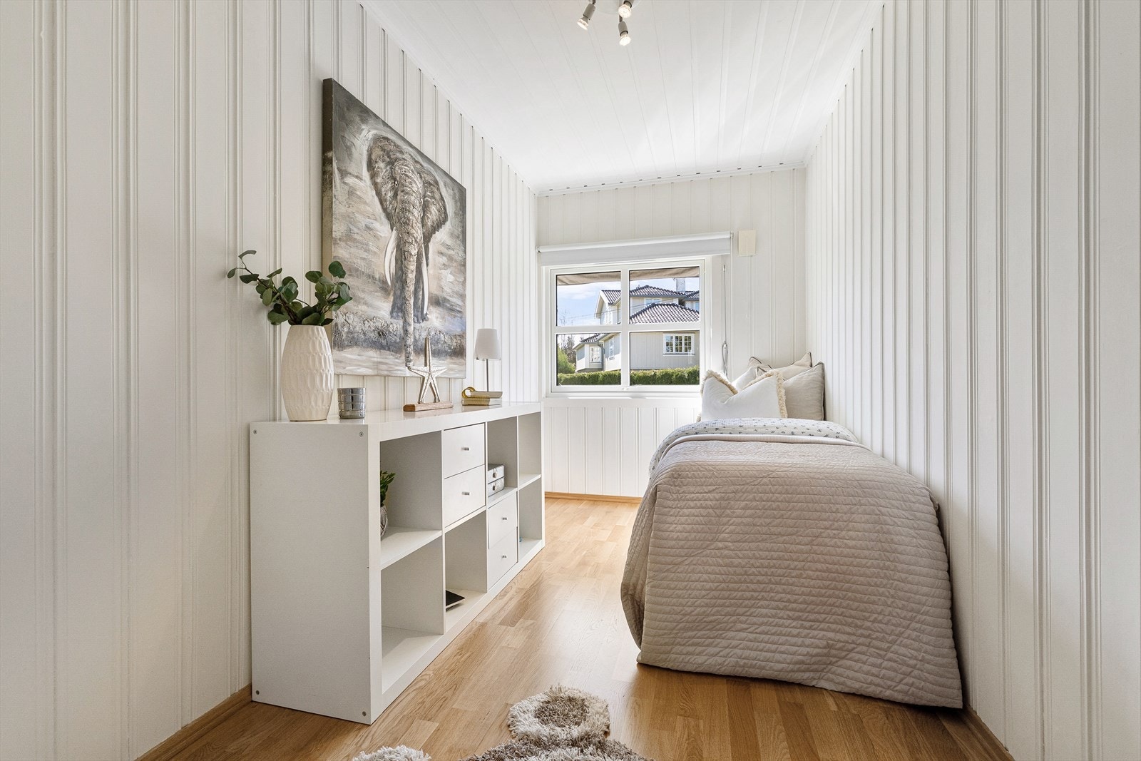 Soverom nr. 3 i andre etasje har garderobeskap og godt med plass til seng, kommode eller skrivepult. Galleribilde