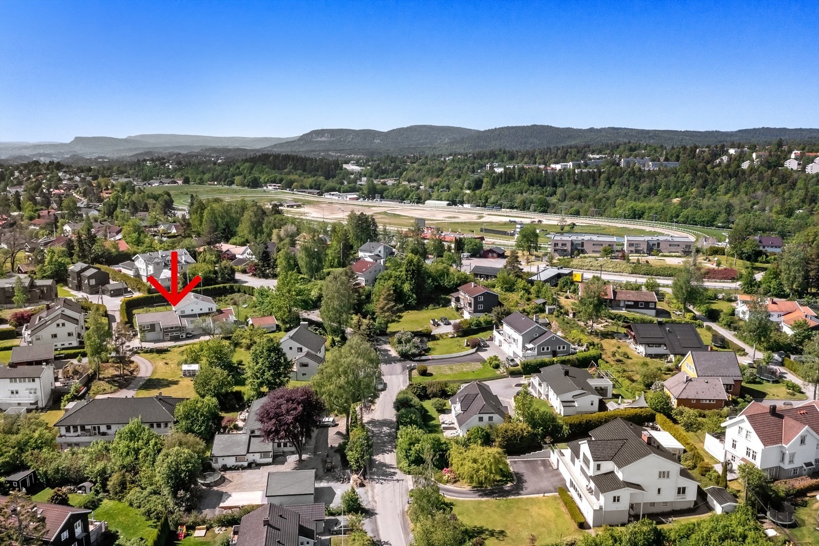 Her bor man med nærhet til fine turområder, flere golfbaner og Lysakerelva med bademuligheter. I tillegg er det kort vei til gode skole, flere barnehager, butikk og kollektivtransport med rask forbindelse til Oslo sentrum. Galleribilde