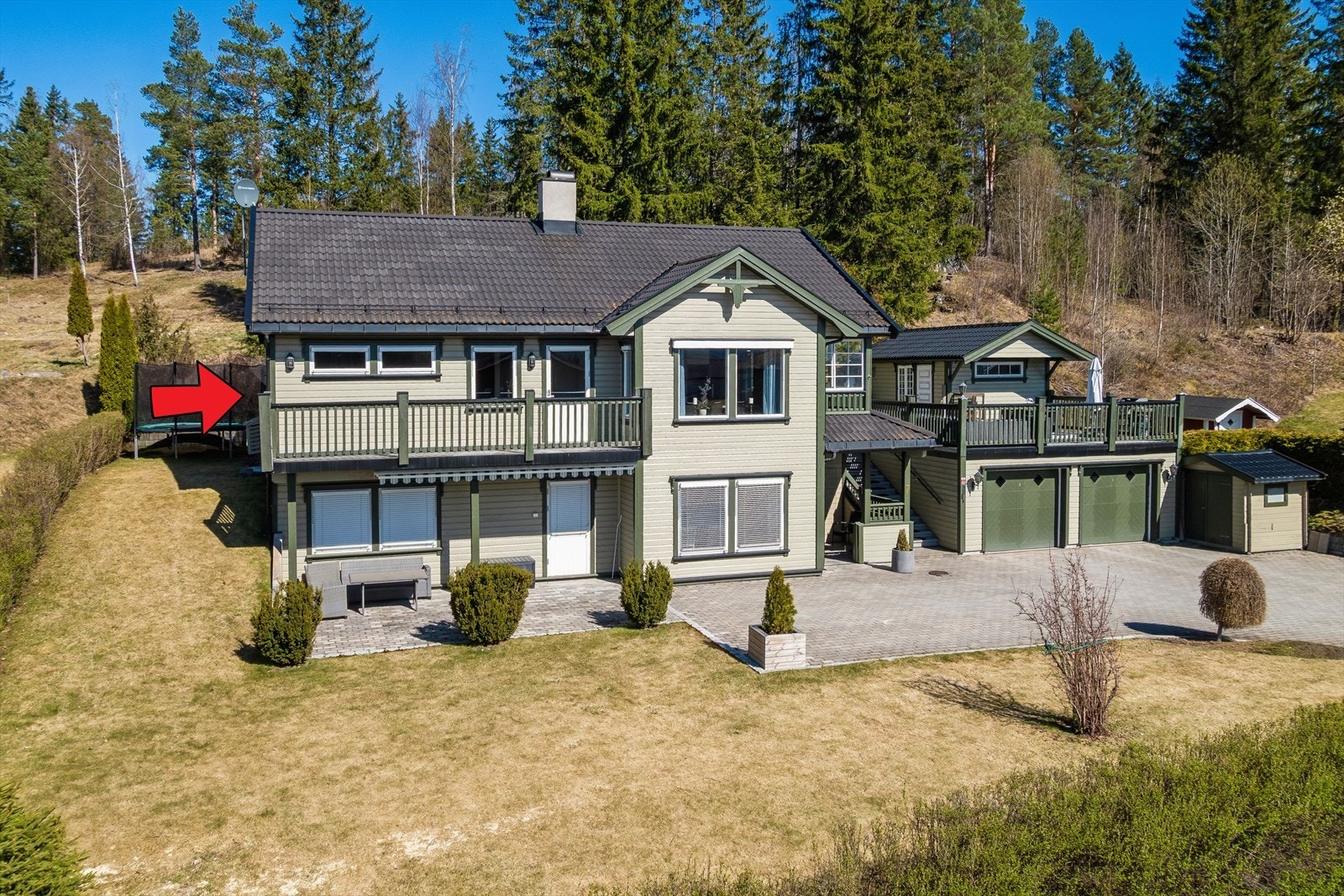Bjørnemyrvegen 7A er en innbydende og vesentlig oppgradert halvpart av en tomannsbolig med stor, solrik hage og flott utsikt i et rolig og etablert nabolag. Man disponere hele toppetasjen samt store deler av hagen. Galleribilde