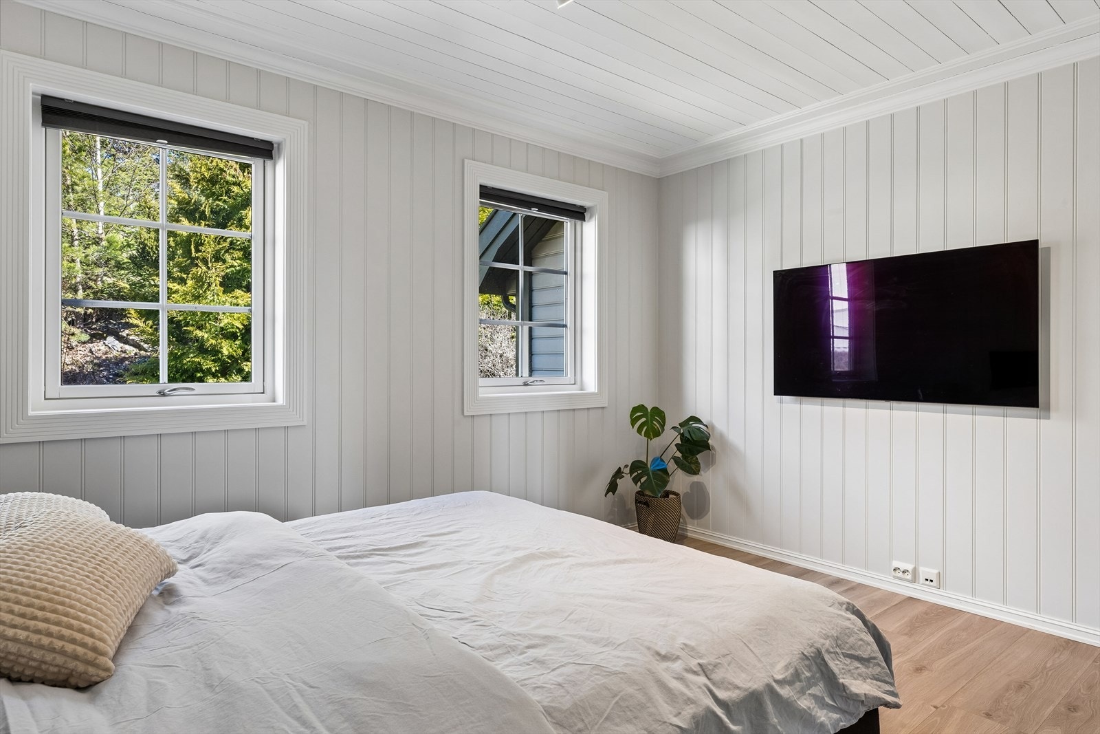 Rommet er lyst og trivelig, med plass til dobbeltseng og nattbord. Galleribilde