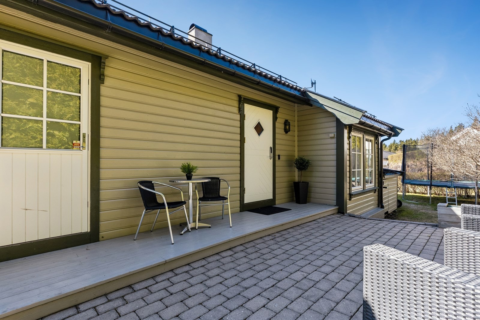 Egen inngang fra en steinbelagt uteplass, med kort vei til gårdsplassen. Galleribilde