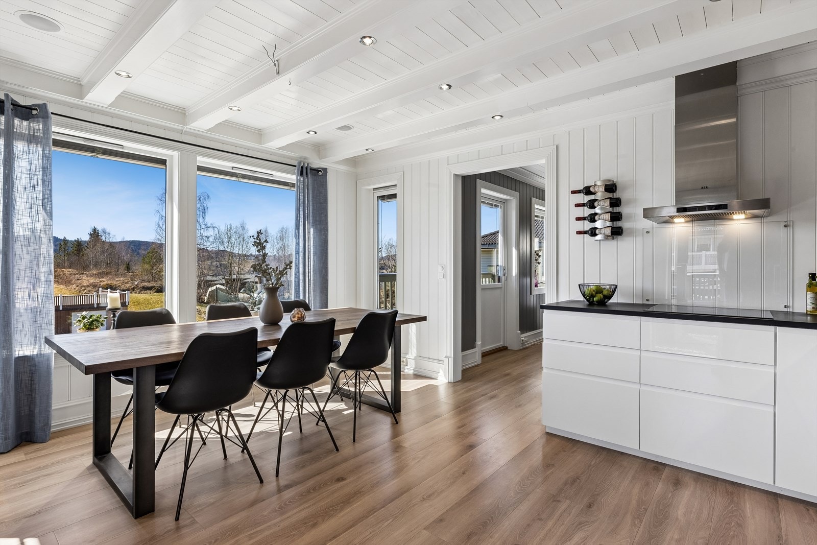 Fra spiseplassen har du utsikt over landskapet, noe som gir en flott ramme rundt måltidene. Galleribilde