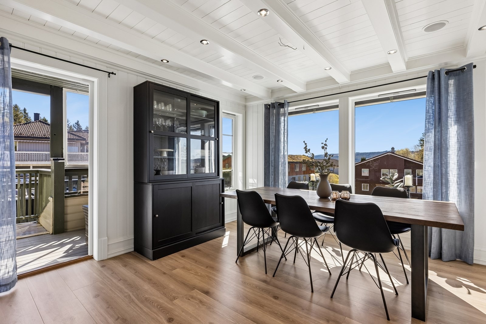 Spisestuen har utgang til en overbygget balkong, som utvider oppholdsrommet på varme dager. Galleribilde