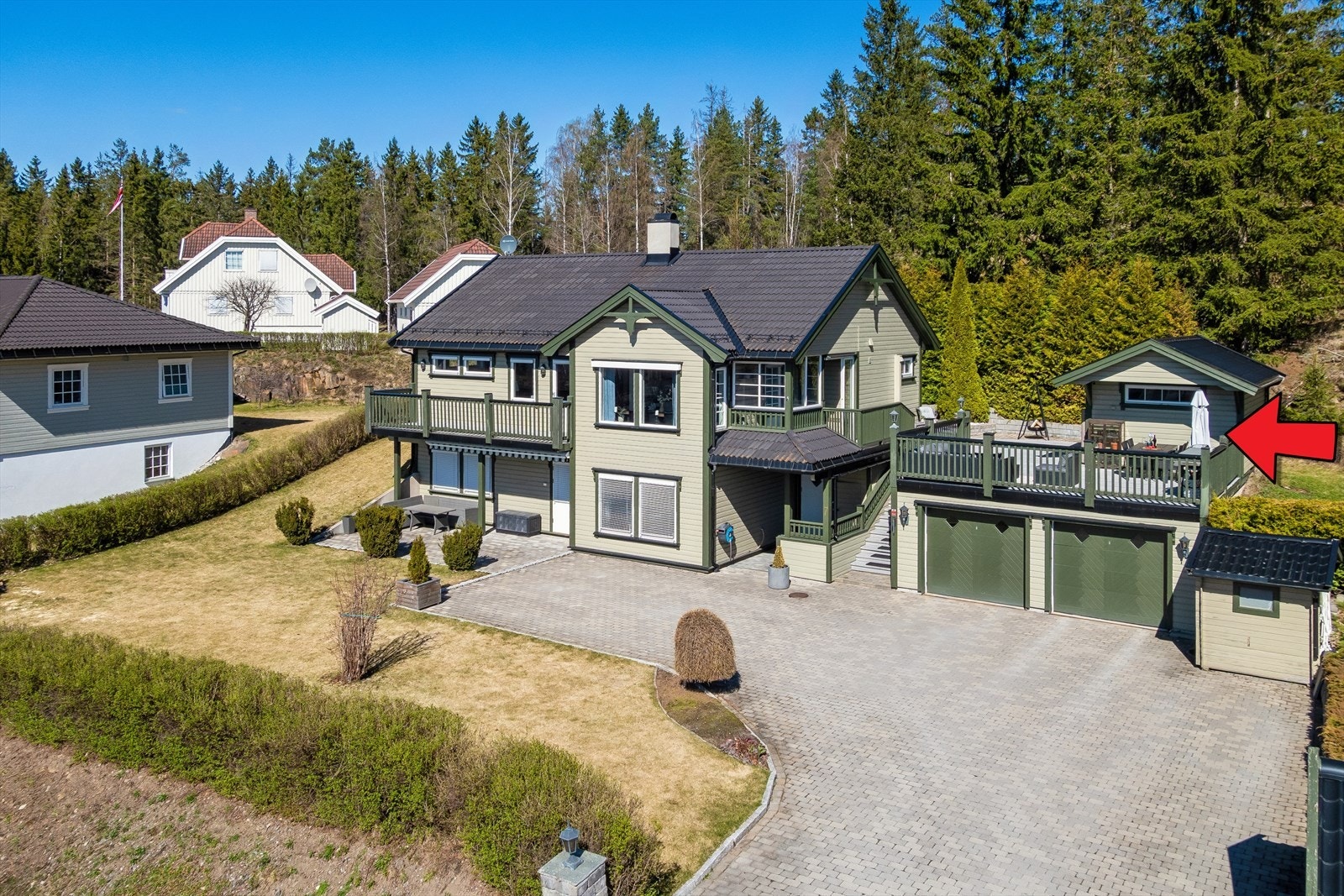 Leiligheten under disponere uteplassen utenfor sin leilighet i u. etg., mens denne enheten disponere hagen. Gårdsplassen er felles og man disponerer én garasjeplass hver. Galleribilde