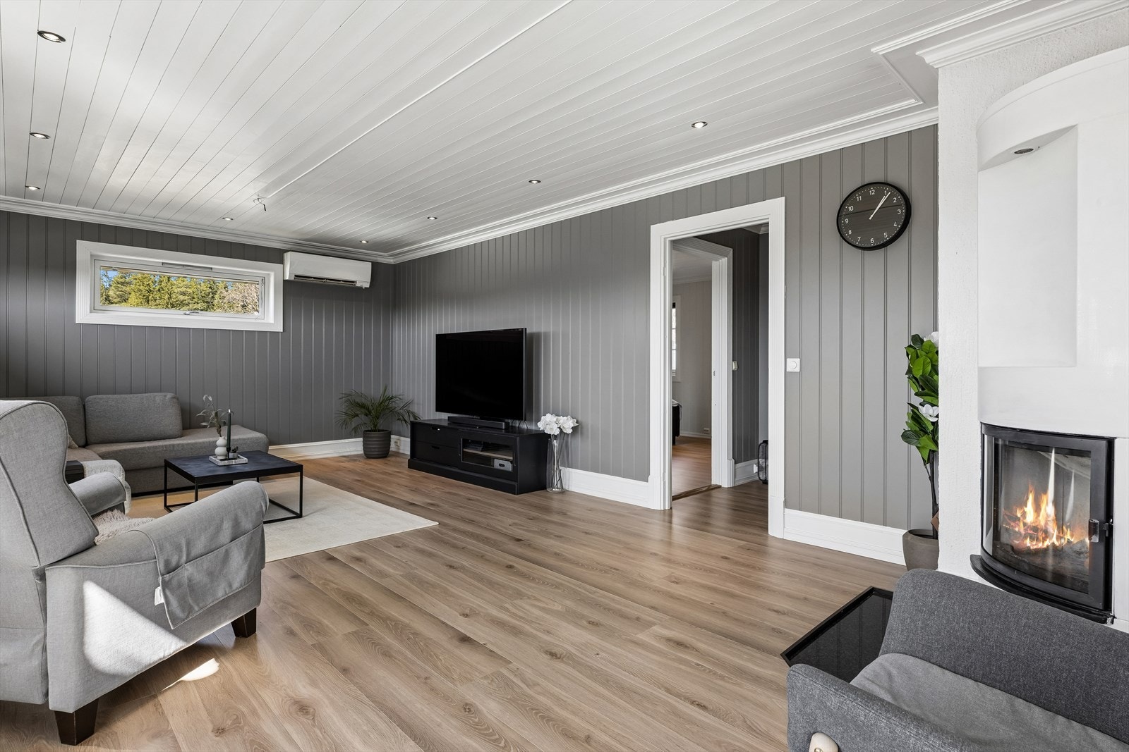 Peisovnen gir både varme og hygge på kalde dager, og er et naturlig midtpunkt i rommet. Det er montert både varmepumpe og peisovn her inne. Galleribilde