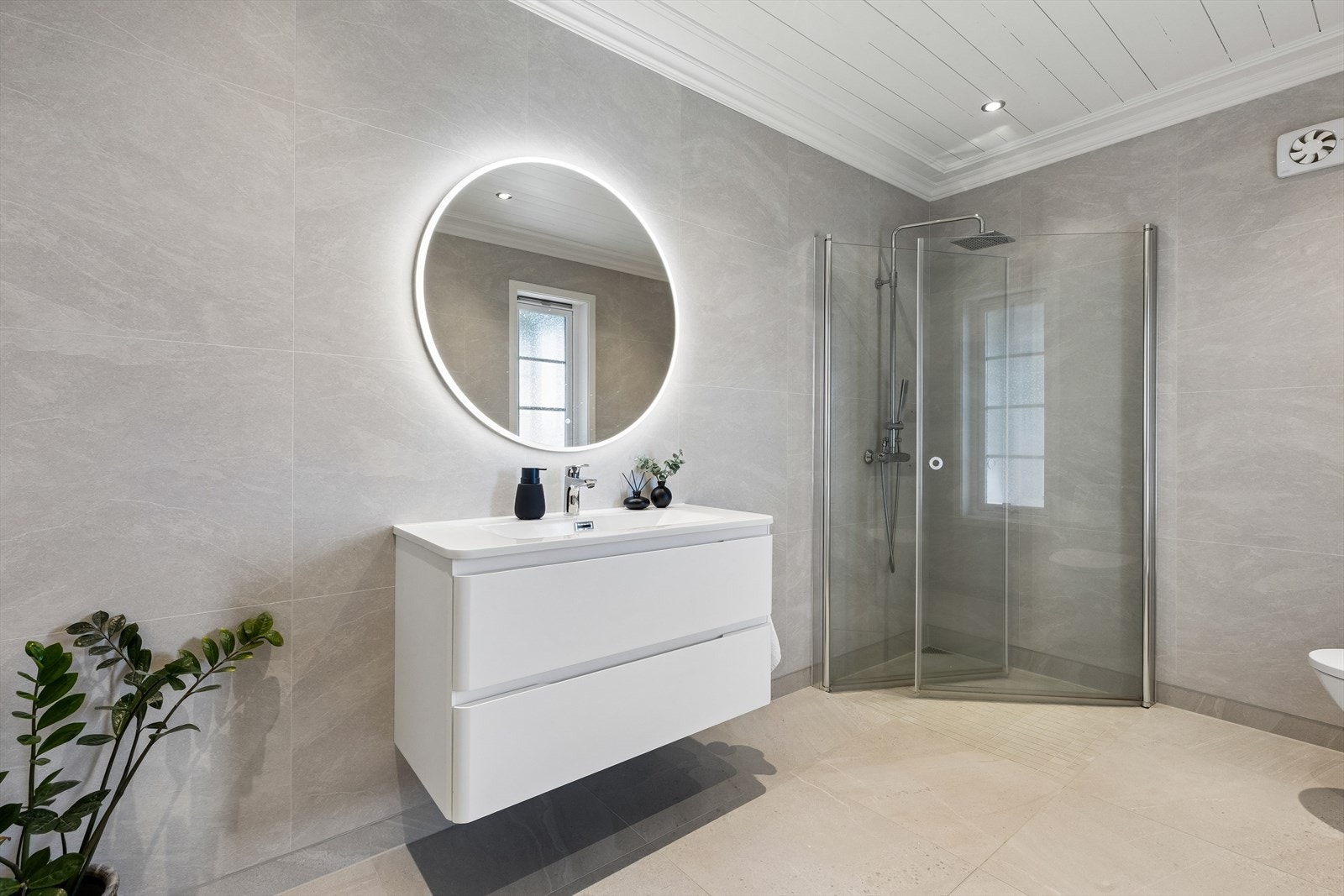Badet ble pusset opp i 2023 og har et delikat uttrykk med store, moderne fliser på gulv og plater på vegger
. Galleribilde