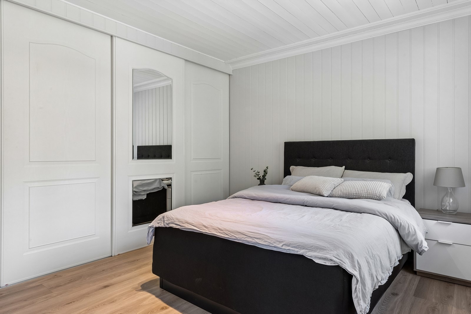 Hovedsoverommet har en stor garderobe med skyvedører og speilfronter. Galleribilde