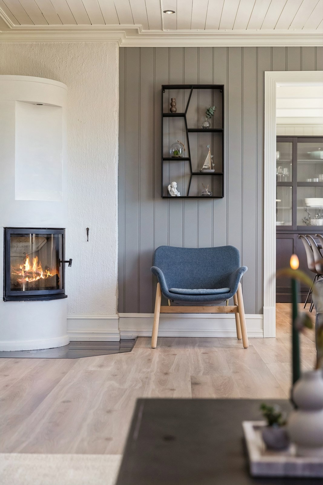 Et lunt hjørne ved peisen, med siktlinje inn mot spisestuen og kjøkkenet. Galleribilde