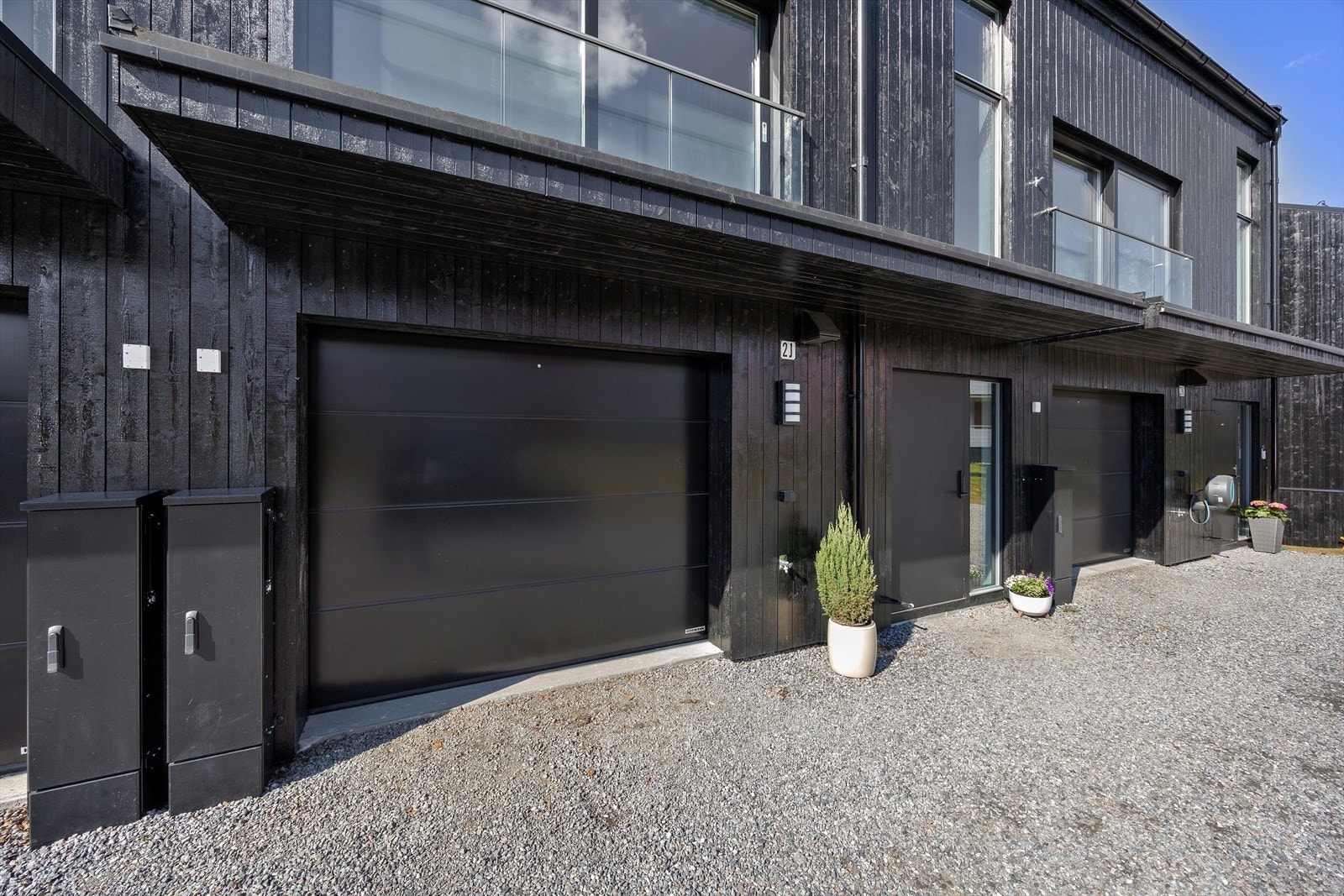Boligen har en integrert garasje på 17 m² med installert ladeboks for elbil. Balansert ventilasjon med eget aggregat i garasjen sikrer et sunt inneklima året rundt Galleribilde