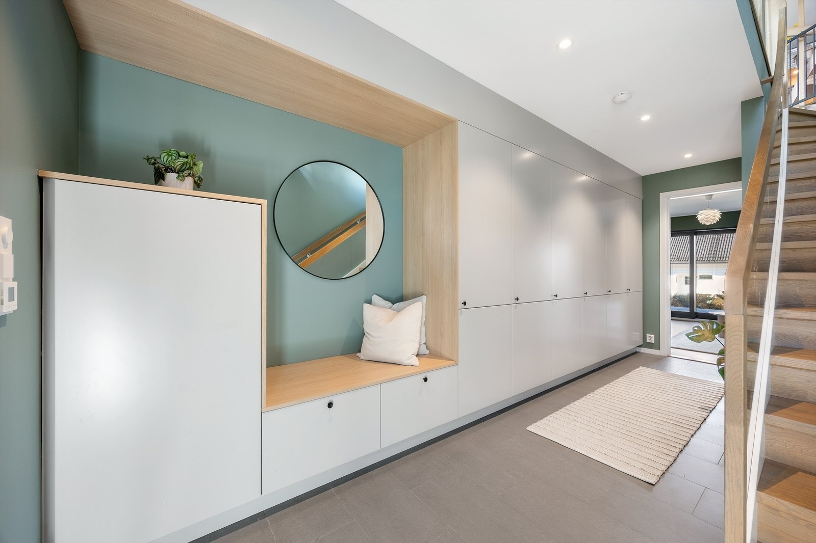 Velkommen inn! Her har man rikelig med plass til oppbevaring i en unik garderobe fra Strai Galleribilde