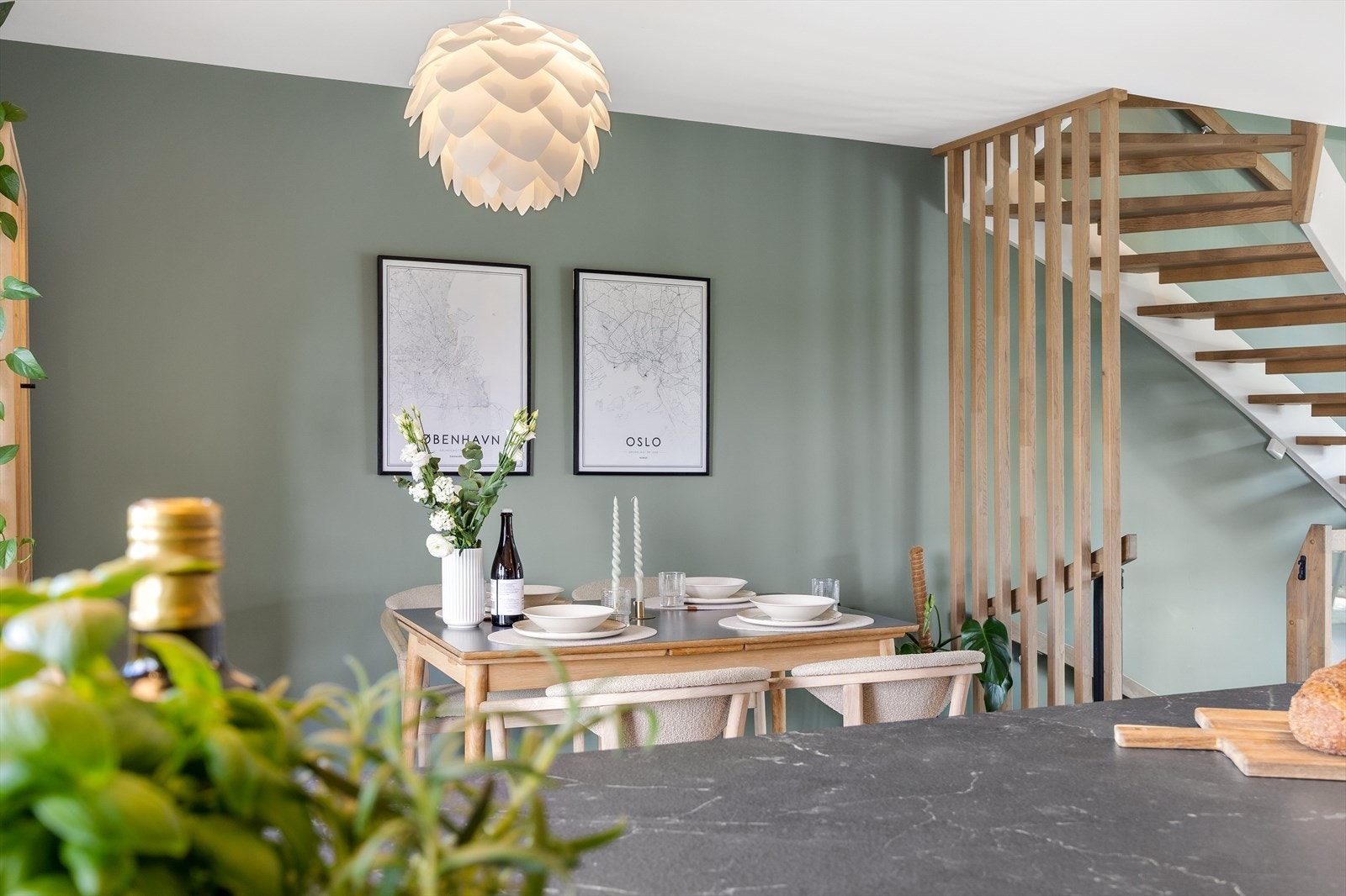 Dekorative spiler i eik skaper et visuelt skille mot trappen, og tilfører et varmt og moderne designelement Galleribilde