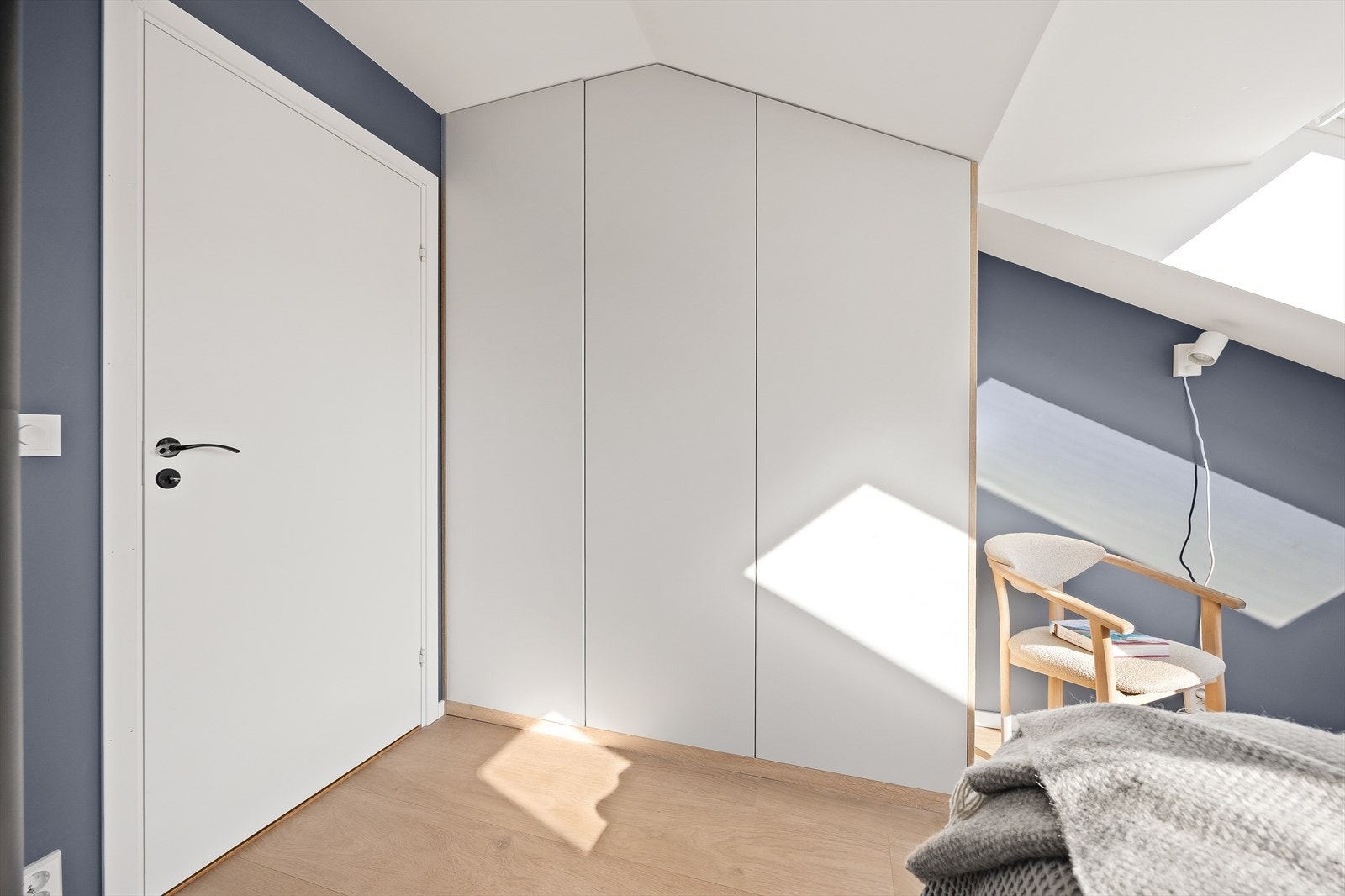 Plassbygd garderobeinnredning utnytter plassen under skråtaket optimalt og gir god lagringsplass. Galleribilde