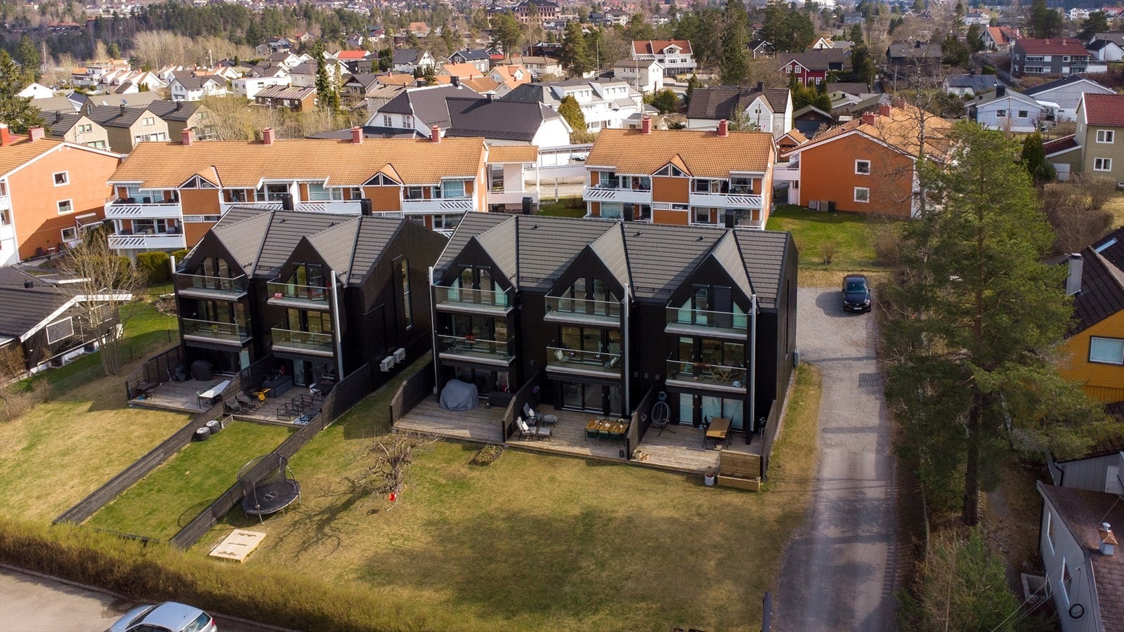 Boligene ligger i et område preget av eneboliger og rekkehus Galleribilde