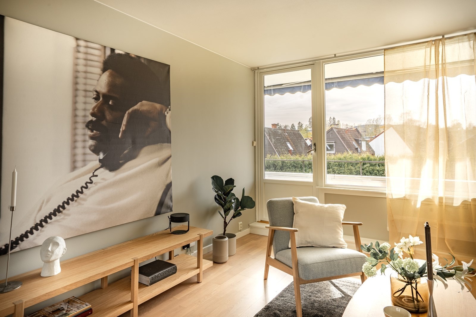 Stuen har direkte utgang til den vestvendte verandaen Galleribilde