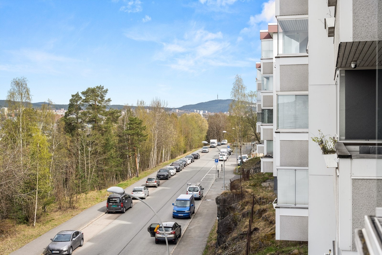 Gratis gateparkering. Borettslaget har også biloppstillingsplasser og garasjer til utleie. Galleribilde