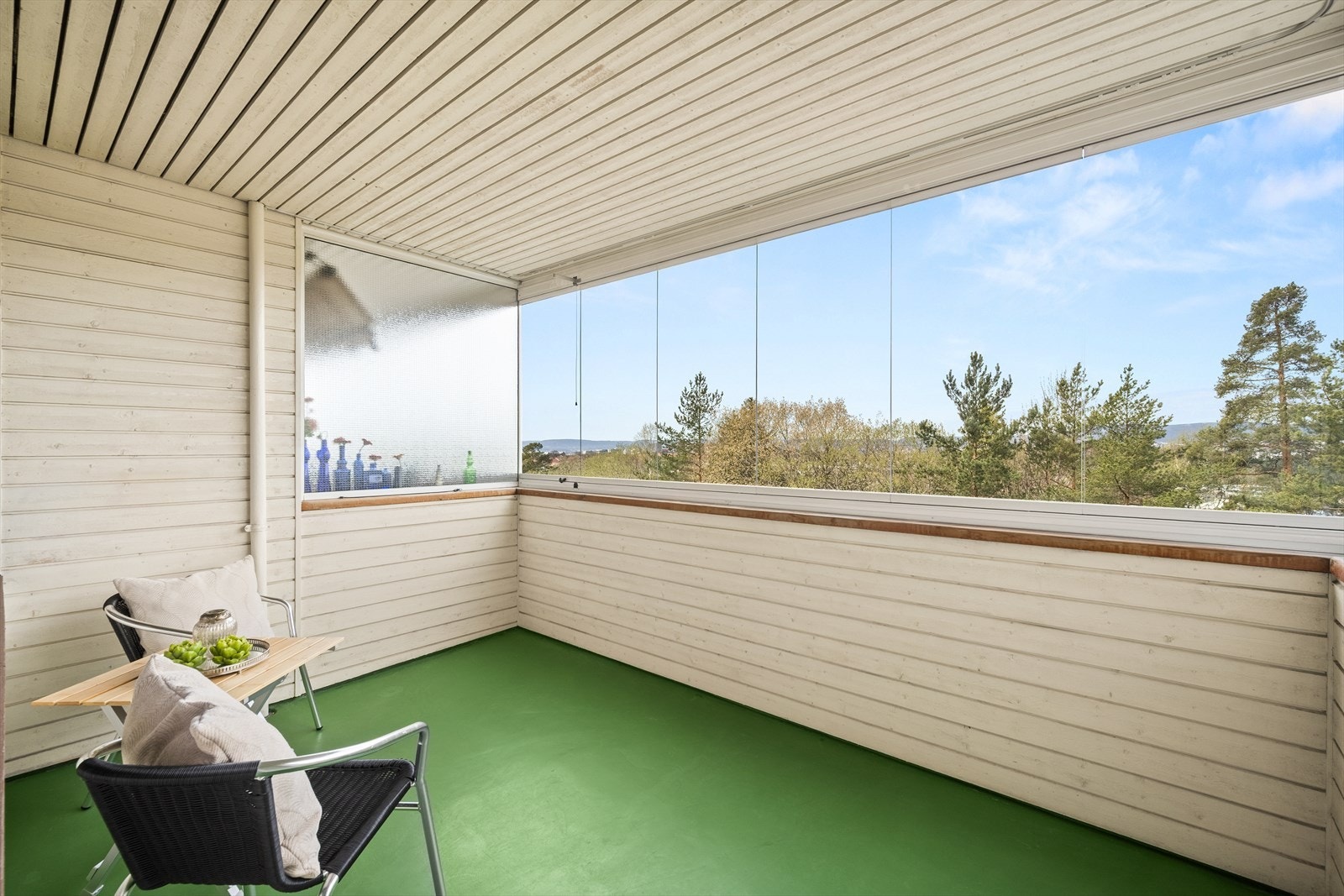 Leiligheten byr på en romslig nordvest-vendt innglasset balkong. Galleribilde