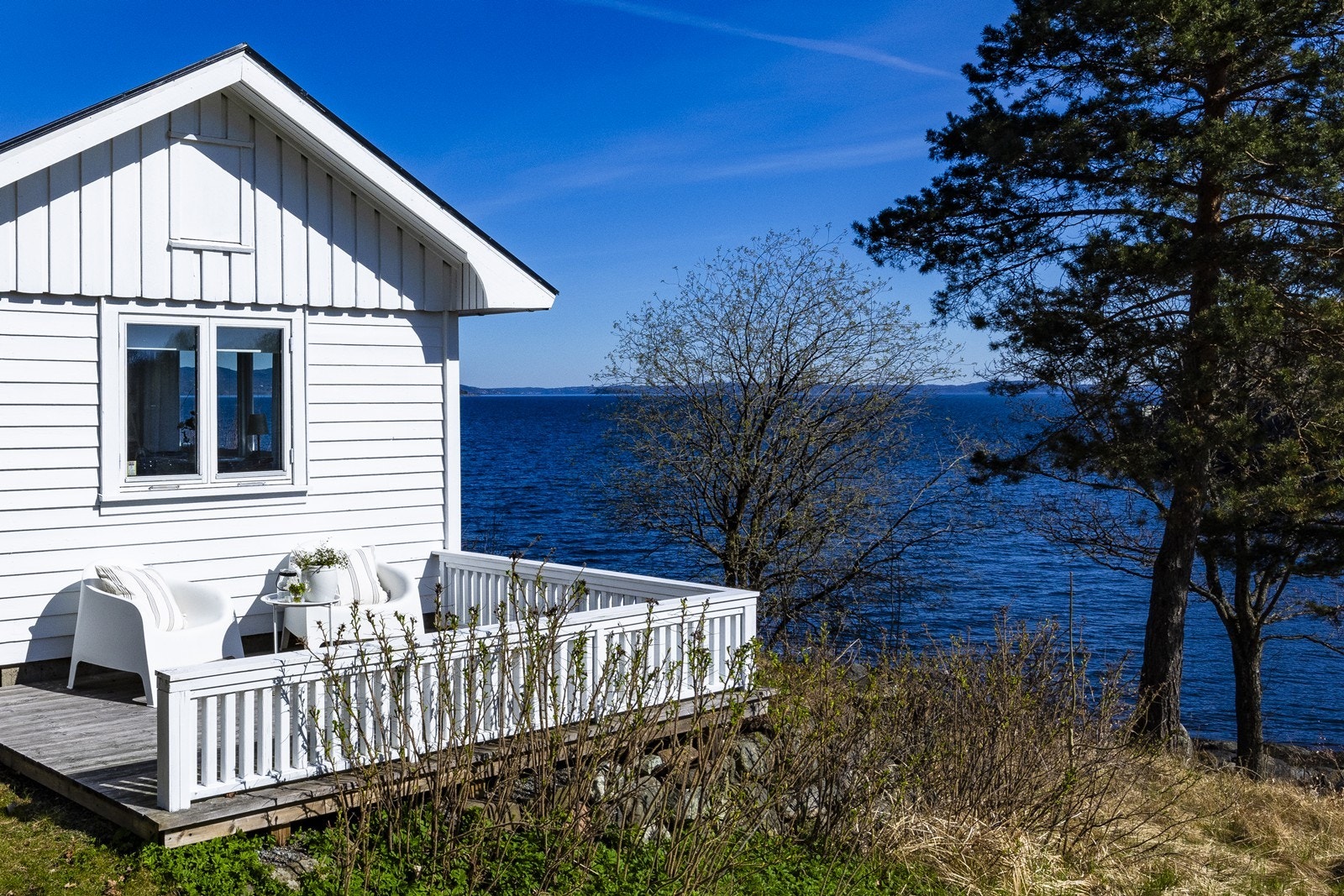 Utsikten fra "gjestehytten" må oppleves - en fantastisk nærhet og panoramafølelse til sjøen rett utenfor Galleribilde