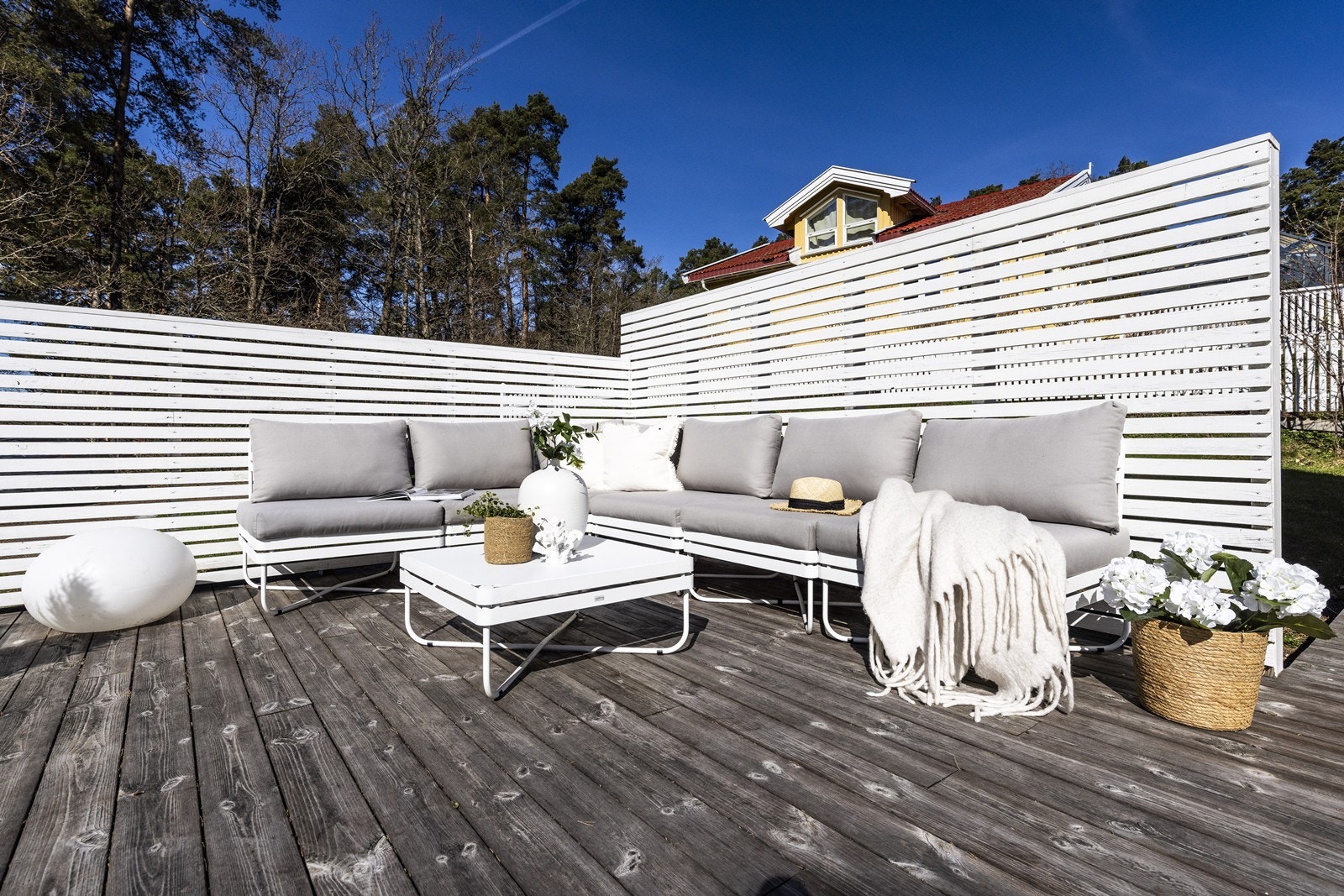 Flott sydvendt og skjermet terrasse med gode solforhold store deler av dagen. Terrassen er innredet som en naturlig forlengelse av oppholdsrommene og byr på god plass til sofagruppe - et ideelt uterom for både avslapning og hyggelige sammenkomster. Galleribilde