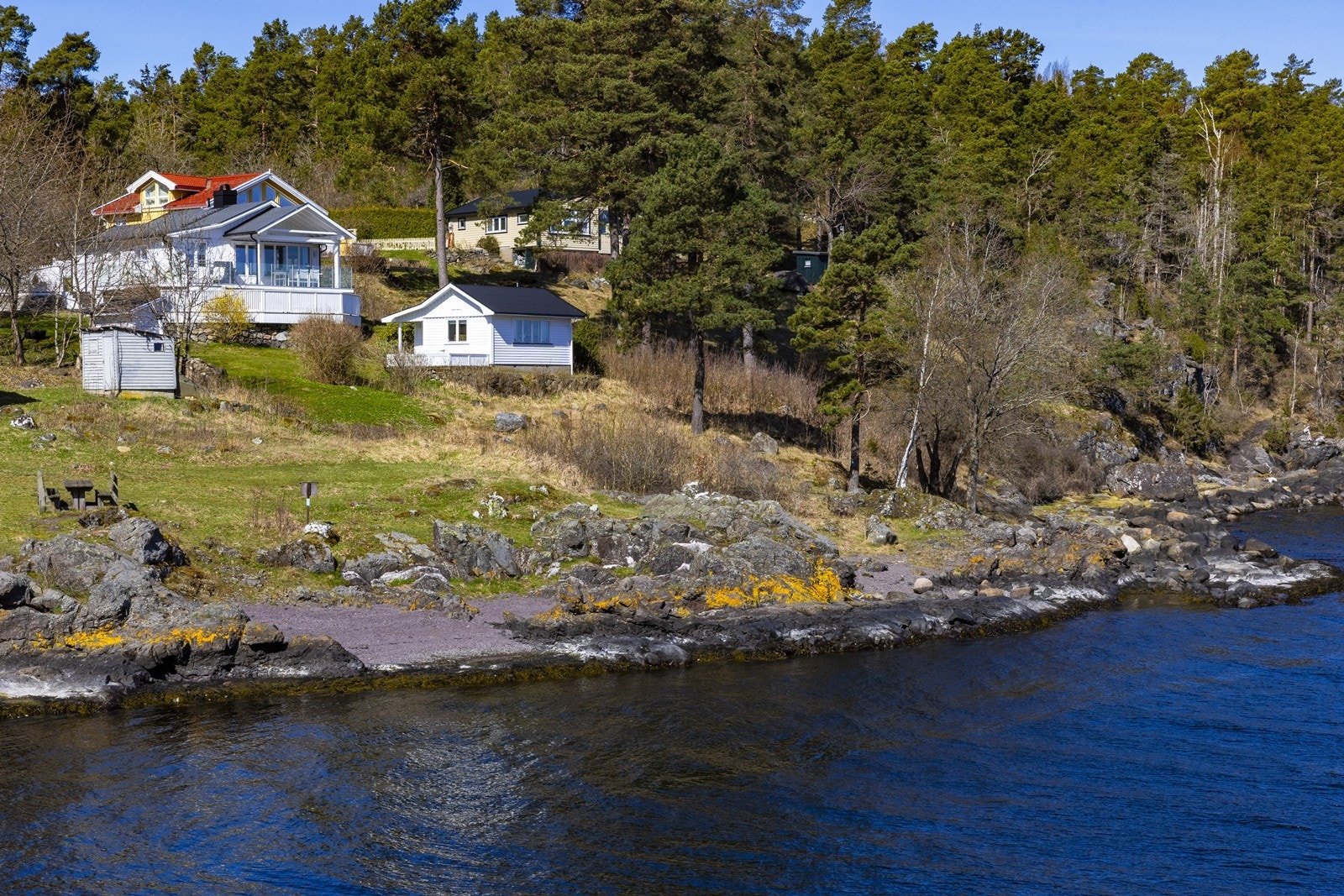 Eiendommen ligger kun få meter fra sjøen Galleribilde