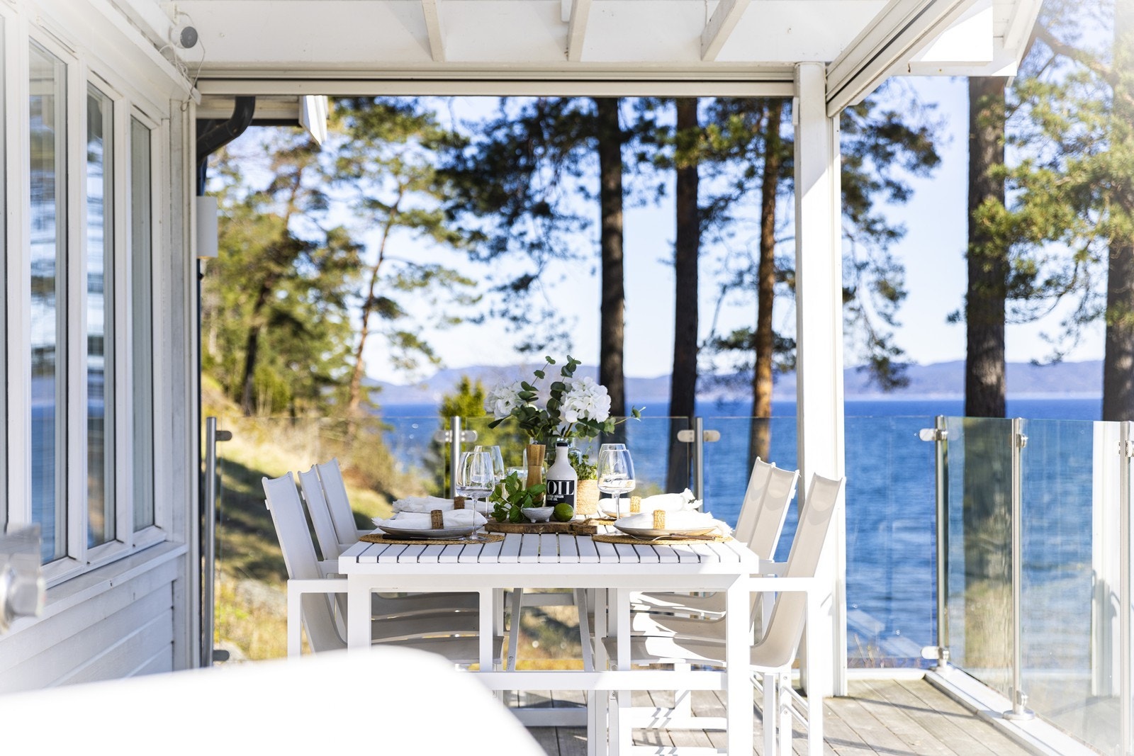 Nyt lange måltider og rolige stunder på en solrik terrasse med panoramautsikt over sjøen. Et perfekt sted for både hverdag og selskap. Galleribilde