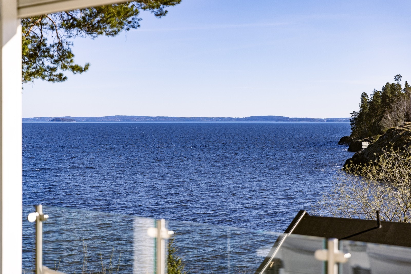 Med Oslofjorden rett utenfor inviterer utsikten til et aktivt båtliv, der holmer, skjær og åpne farvann ligger klare for både rolige turer og lengre sommereventyr. Galleribilde