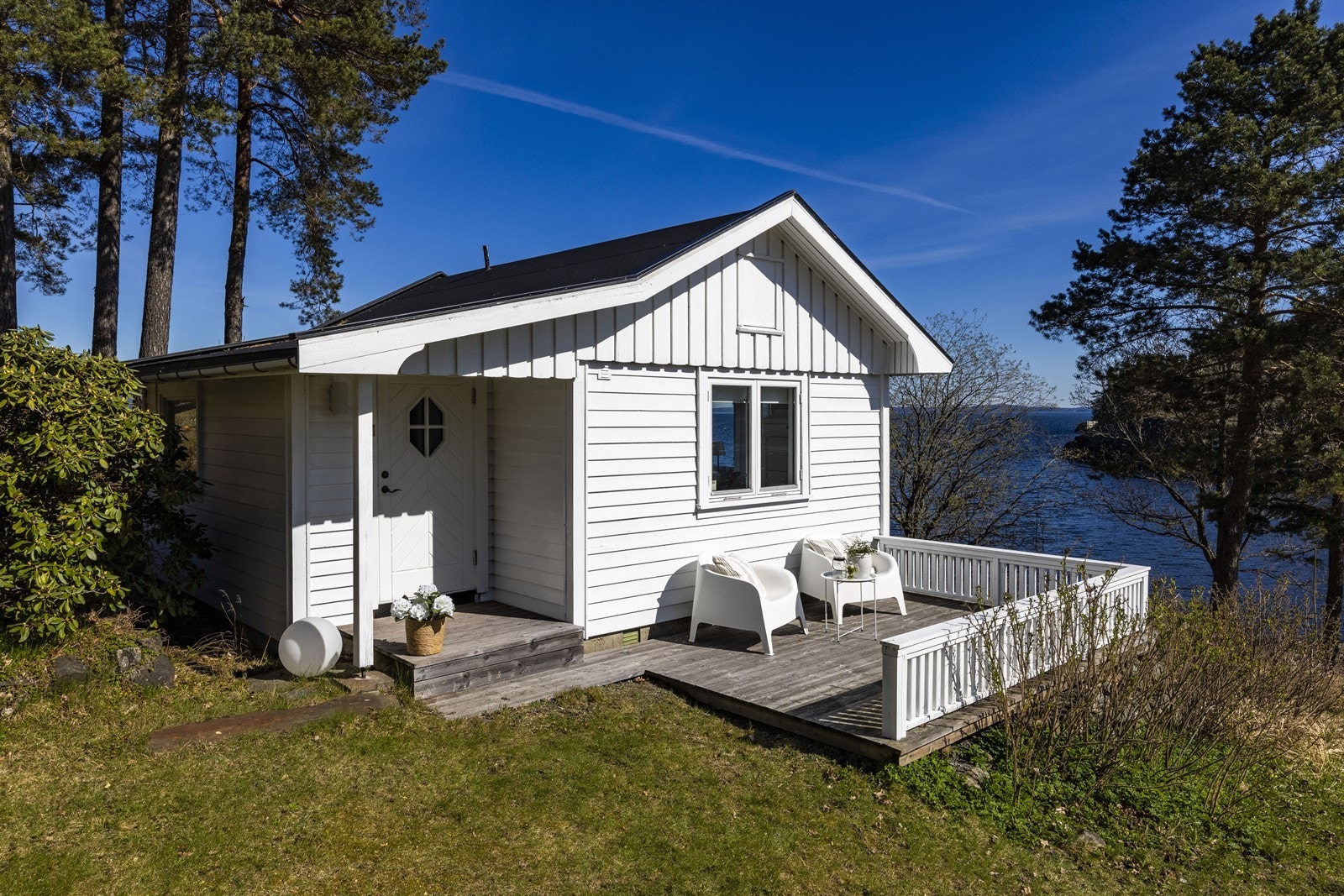 Praktisk med "gjestehytte" med en egen hyggelig solrik terrasse Galleribilde