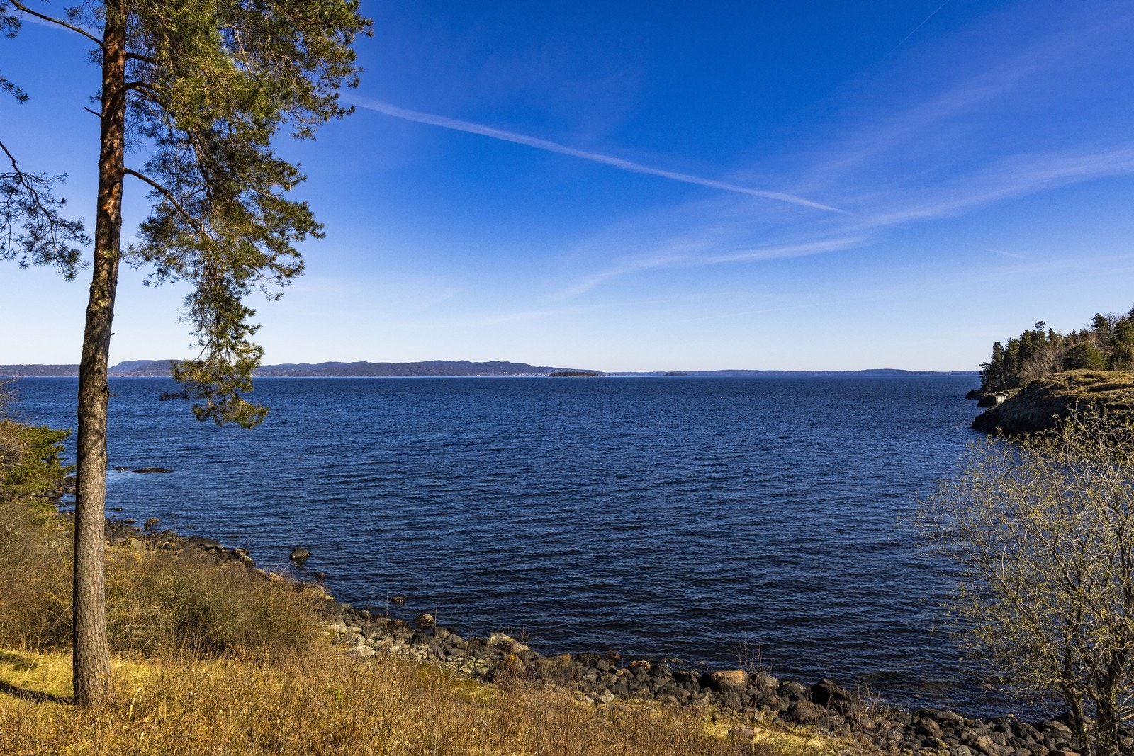Suveren fjordutsikt i nordøstlig retning med åpent blikk utover Oslofjorden. Her får du et levende maritimt panorama med båttrafikk - en attraktiv beliggenhet som gir nærhet til sjøen og ekte kystfølelse året rundt Galleribilde